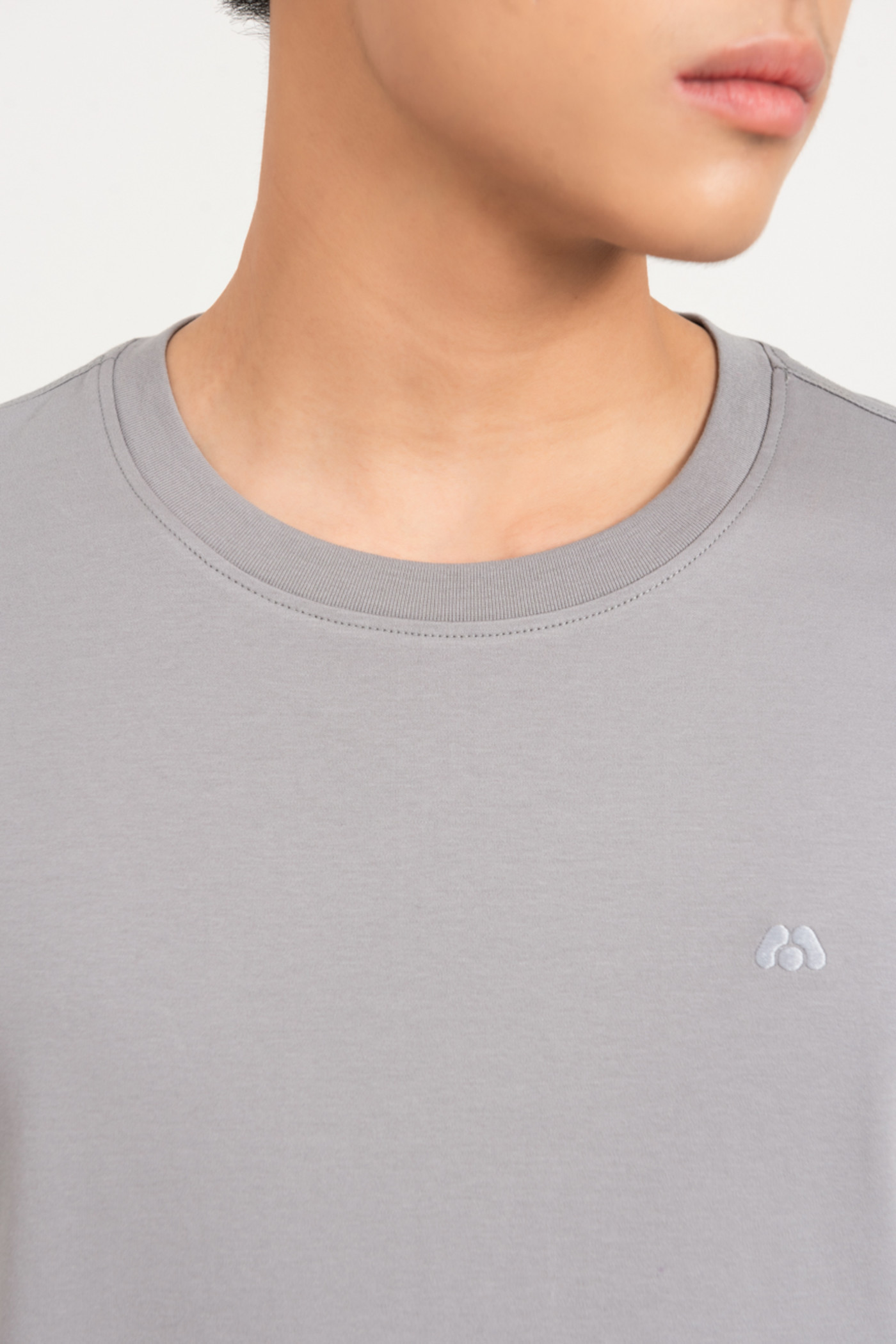 Áo trơn Slim fit thêu Logo