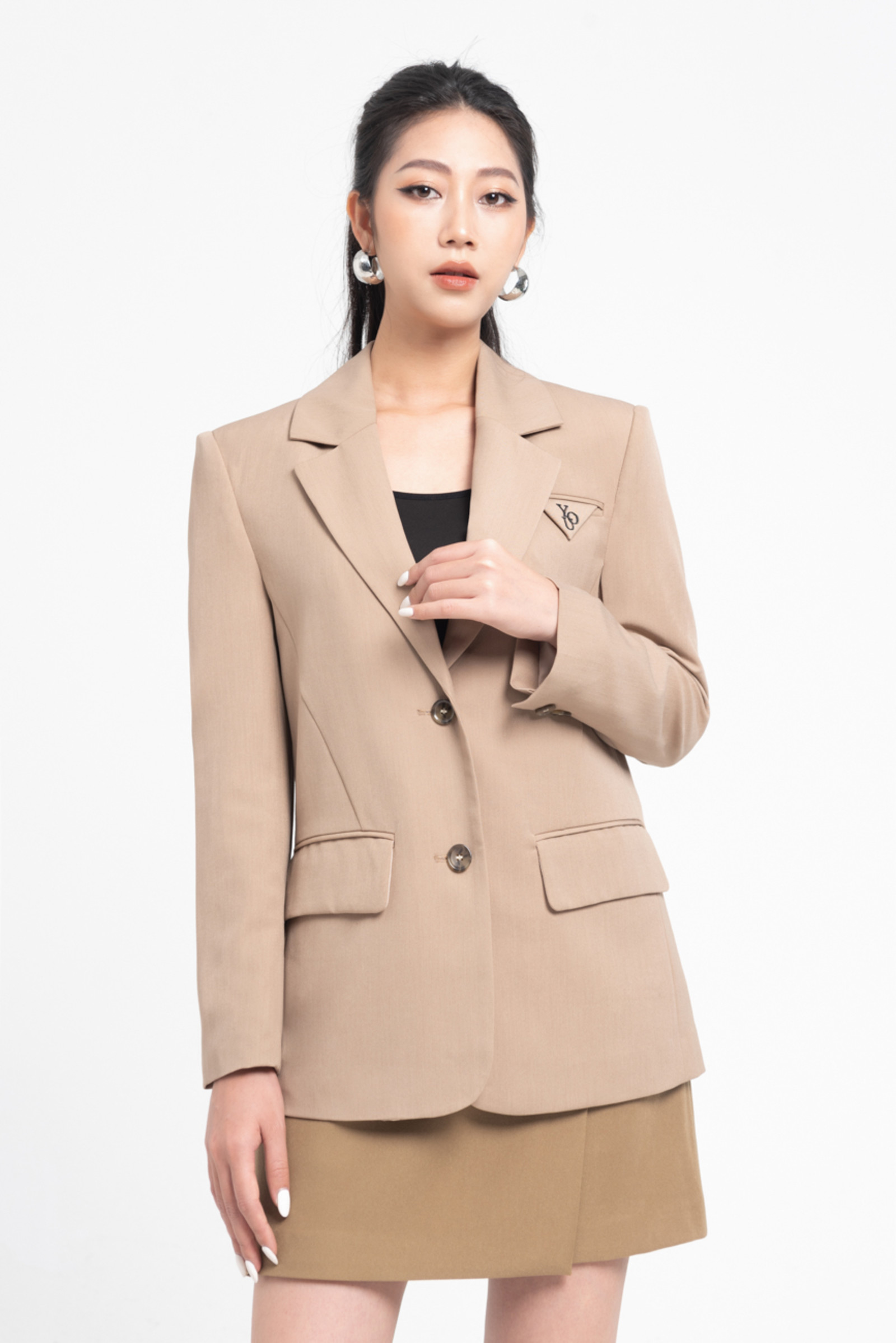 Áo blazer cách điệu khuy sau