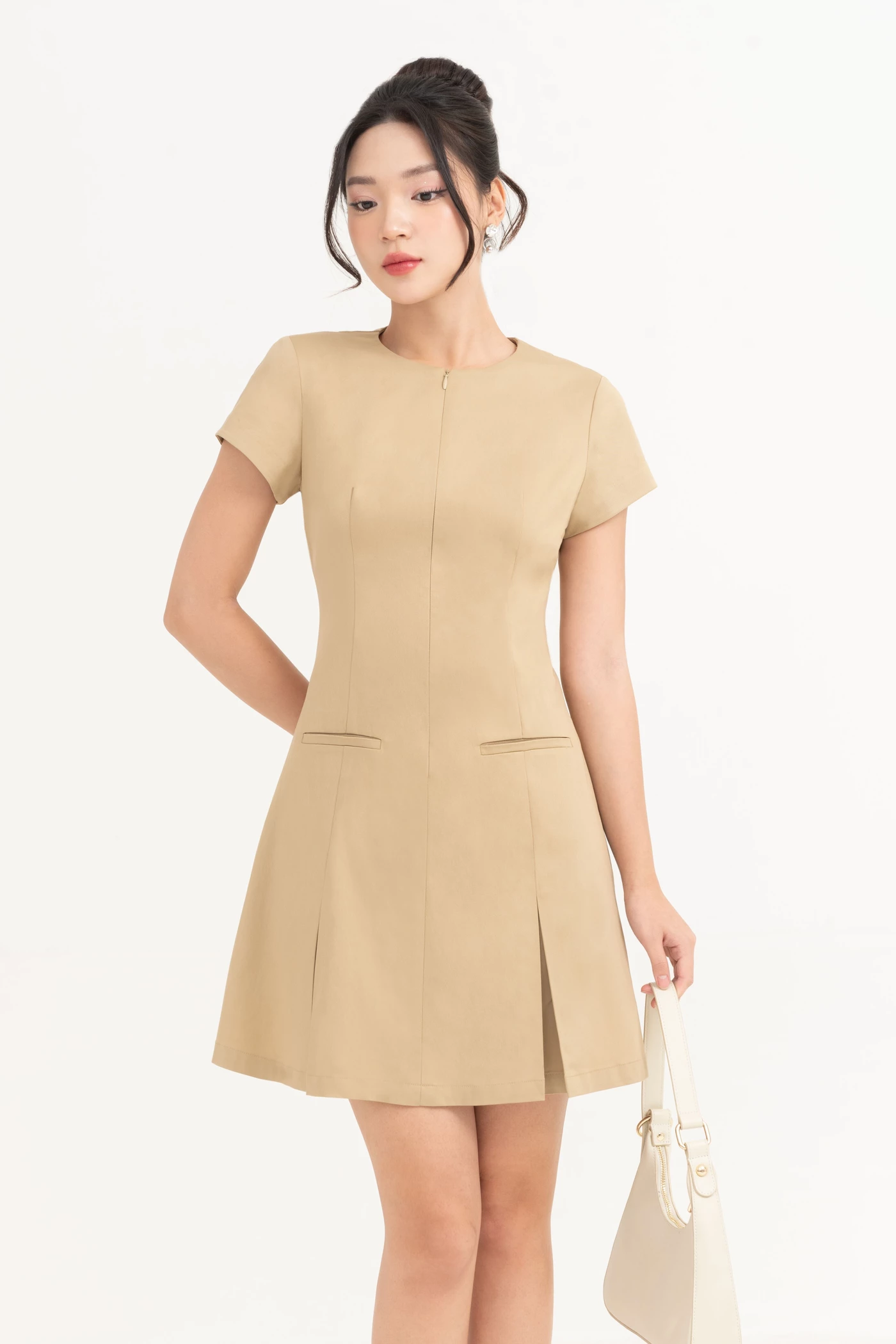 Đầm Khaki tạo kiểu