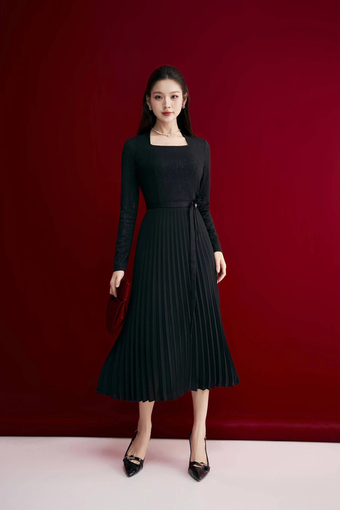 Đầm cổ vuông Classic Pleats