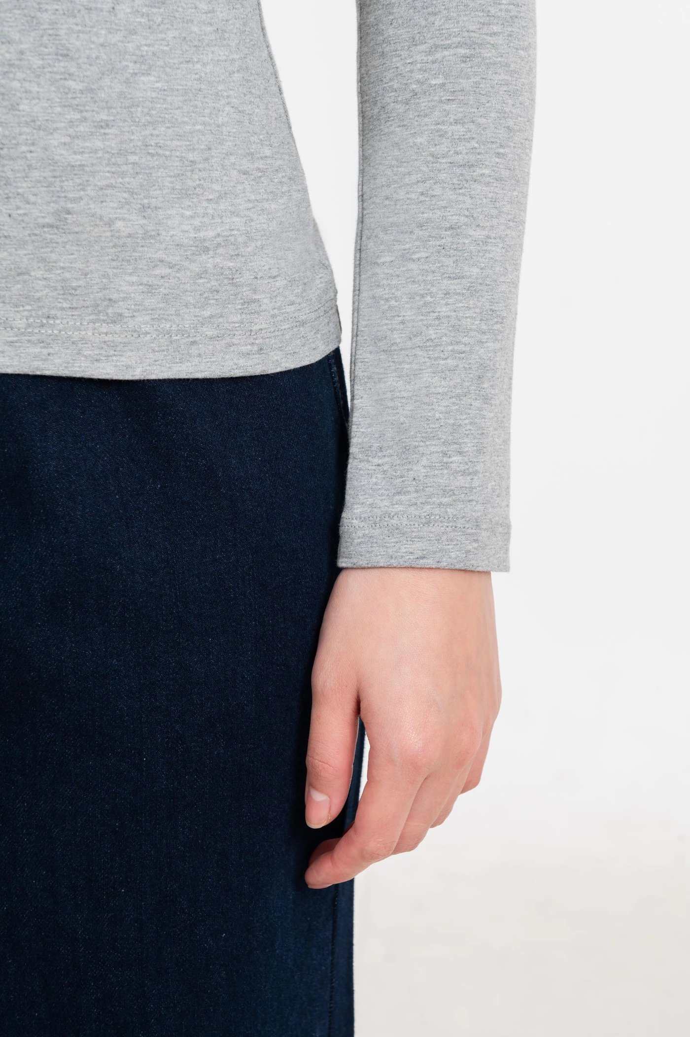 Áo thun basic cổ tim