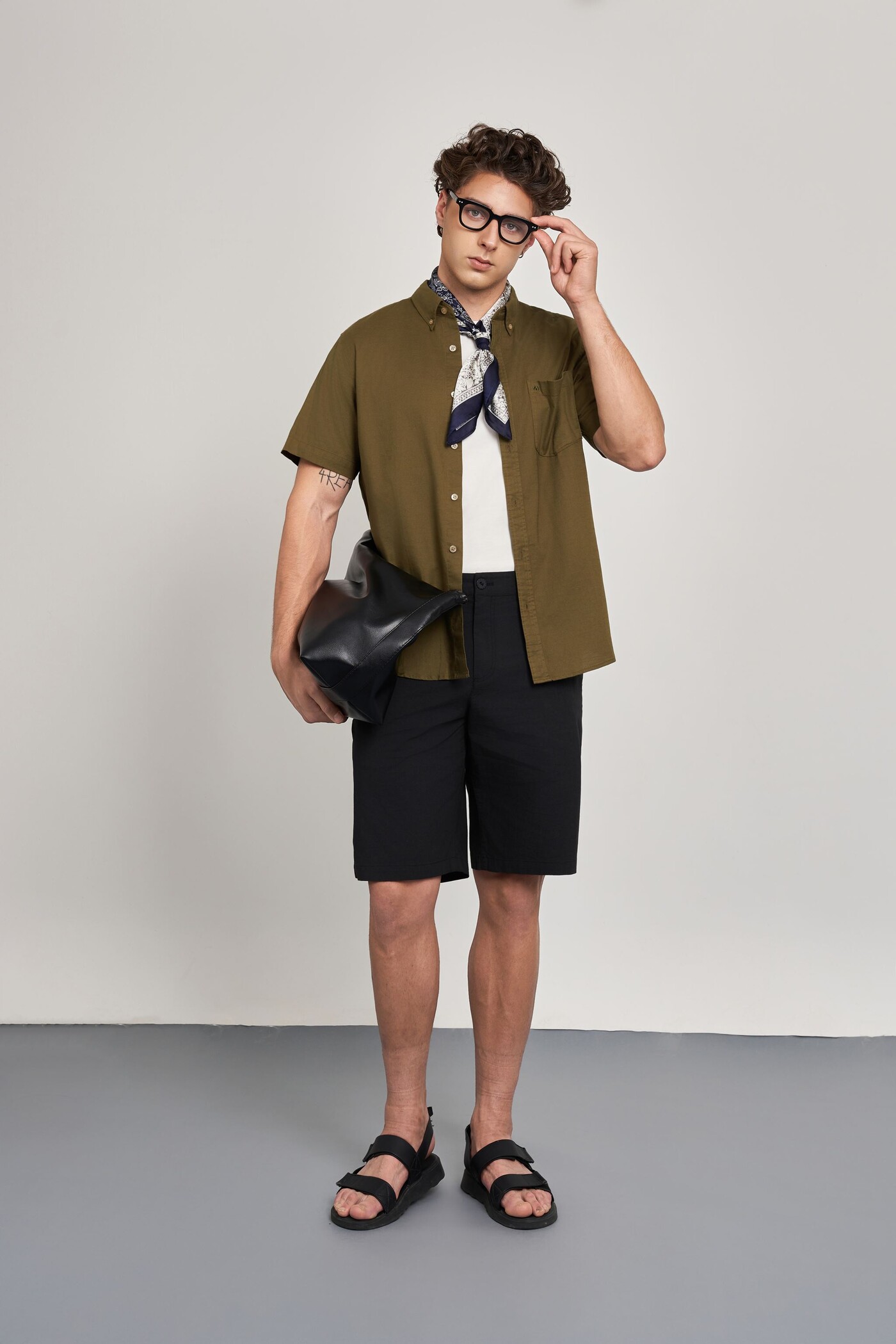 Quần shorts Khaki ngang gối