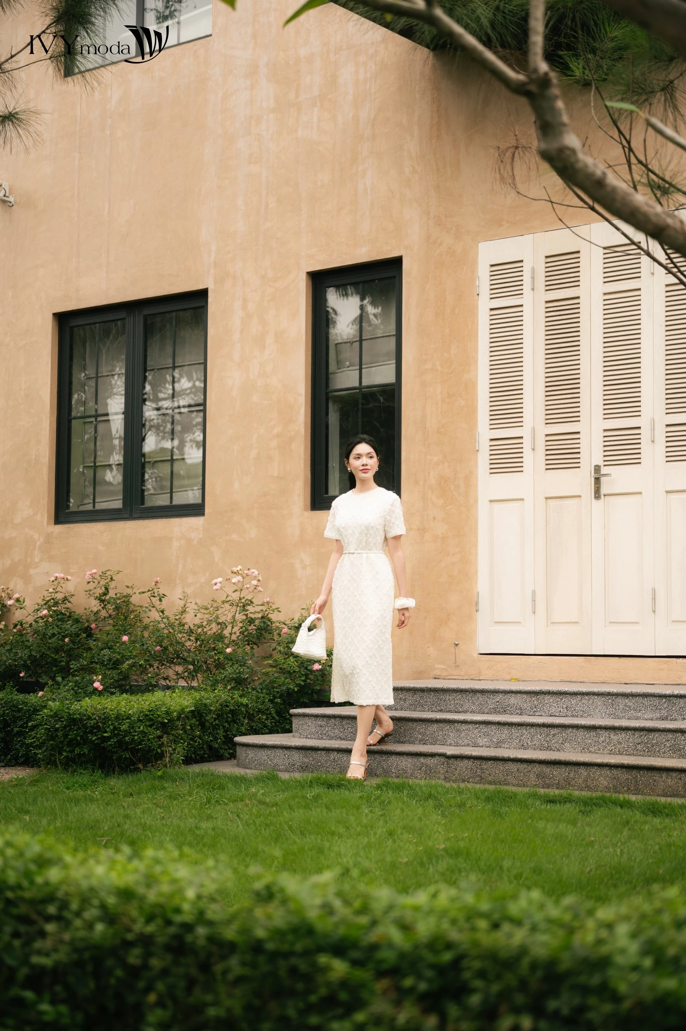 Élégance Blanche – Đầm ren trắng tay ngắn