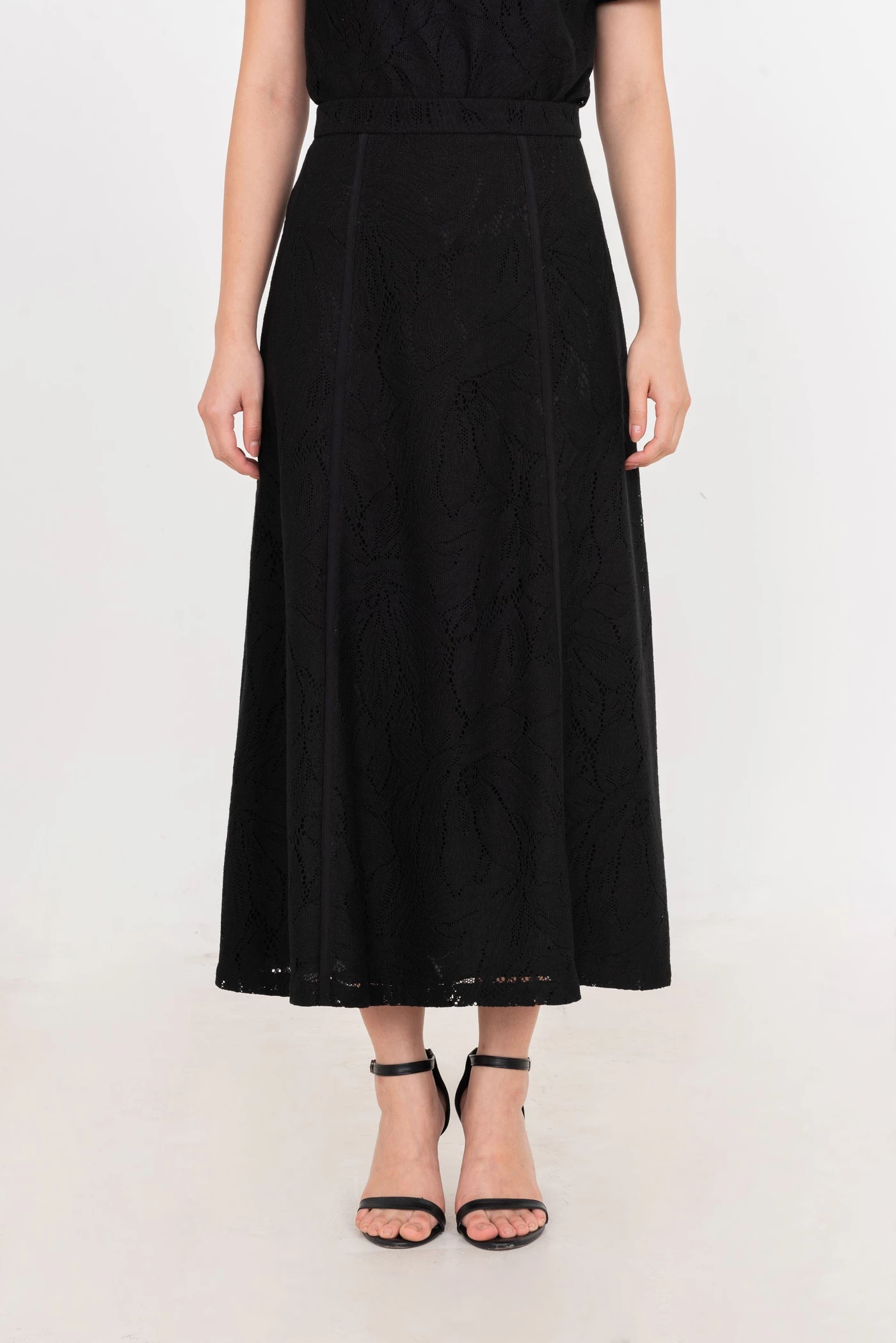 Serene Flow Skirt – Chân váy ren hoạ tiết lá