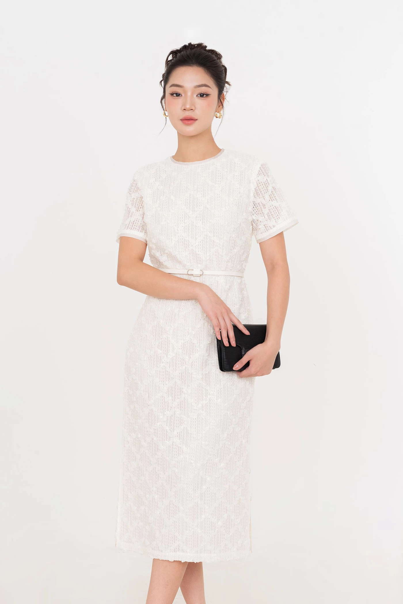 Élégance Blanche – Đầm ren trắng tay ngắn