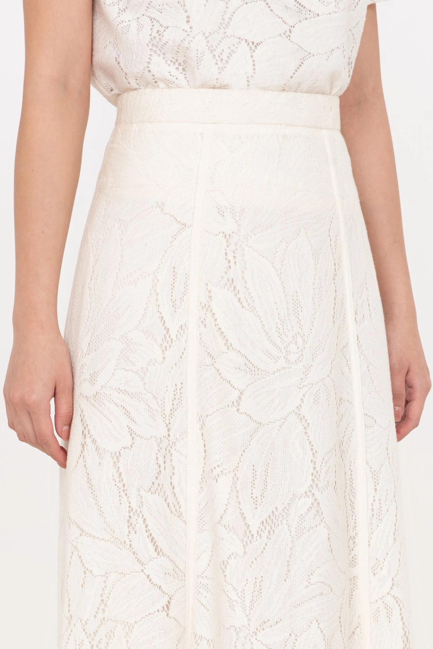 Serene Flow Skirt – Chân váy ren hoạ tiết lá
