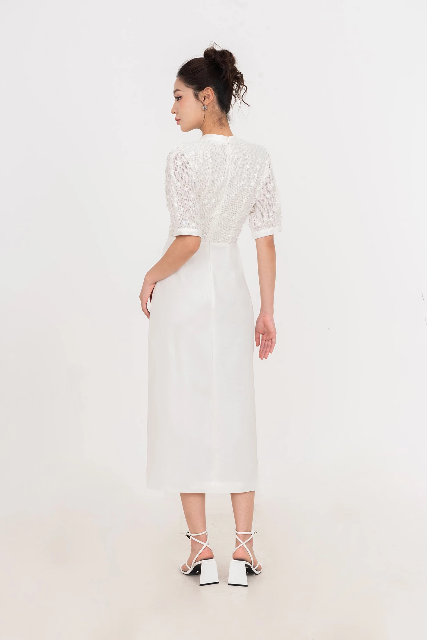 Ivory Bloom Dress – Đầm midi cổ chữ V phối ren