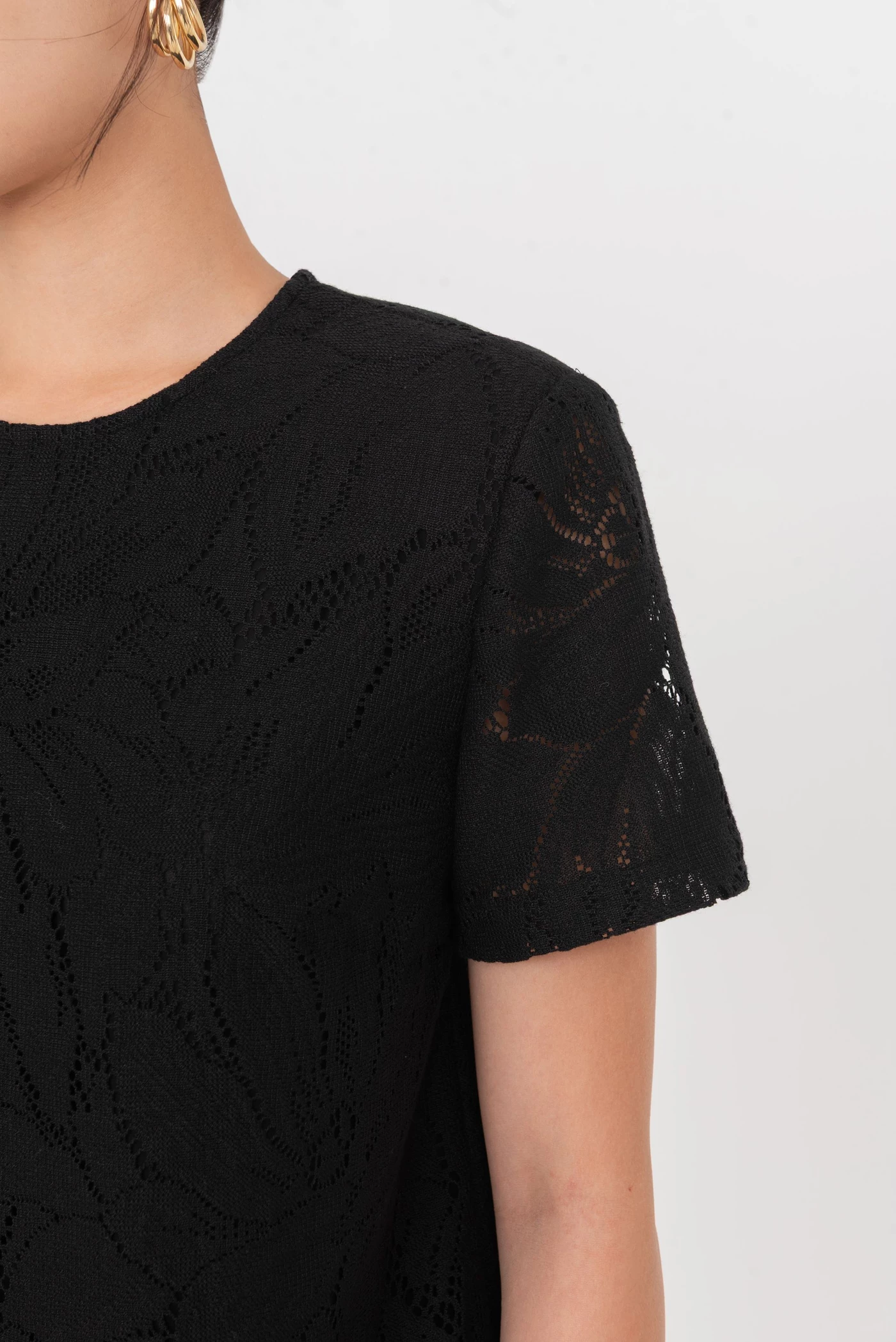 Lace Garden Top – Áo ren hoa tay ngắn