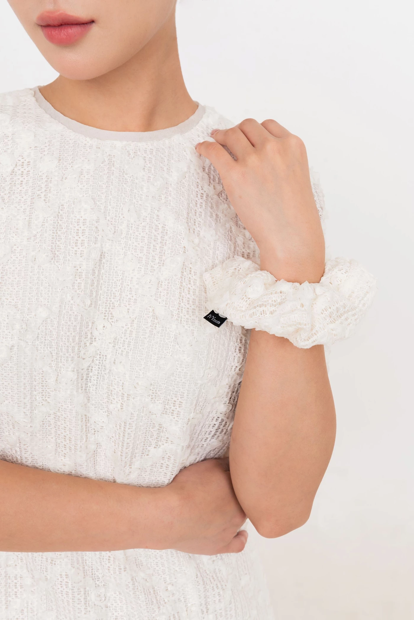 Élégance Blanche – Đầm ren trắng tay ngắn