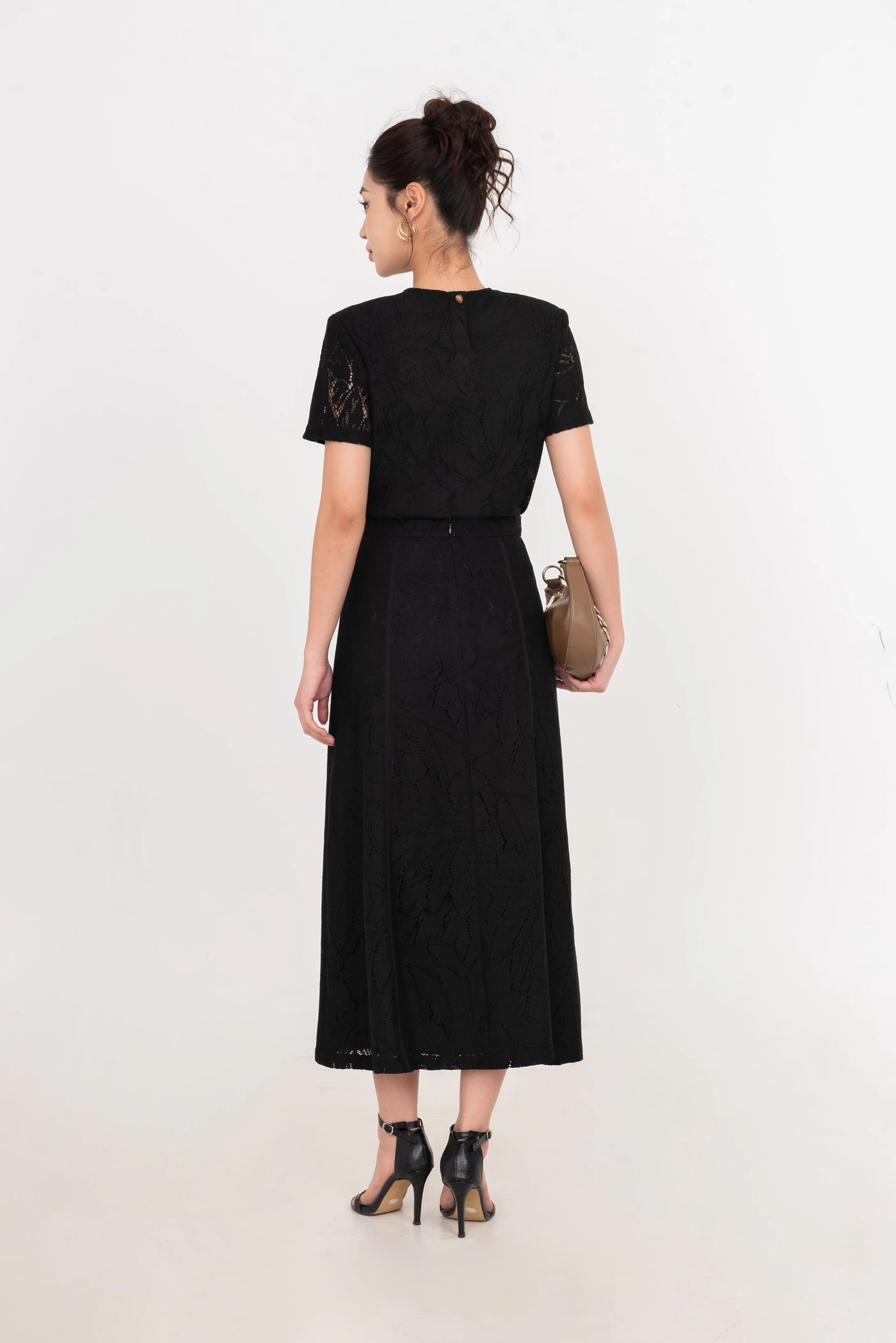 Lace Garden Top – Áo ren hoa tay ngắn