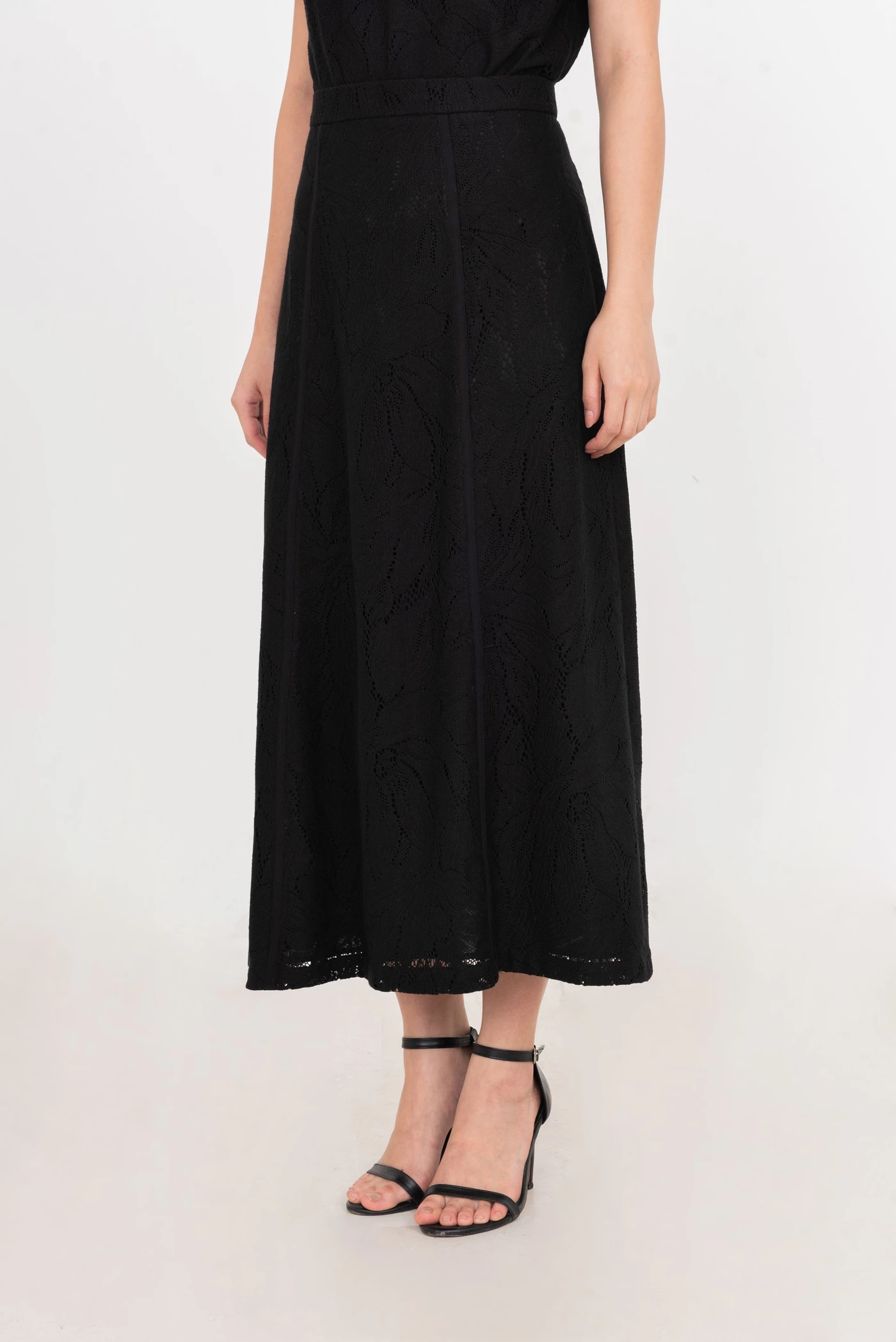 Serene Flow Skirt – Chân váy ren hoạ tiết lá