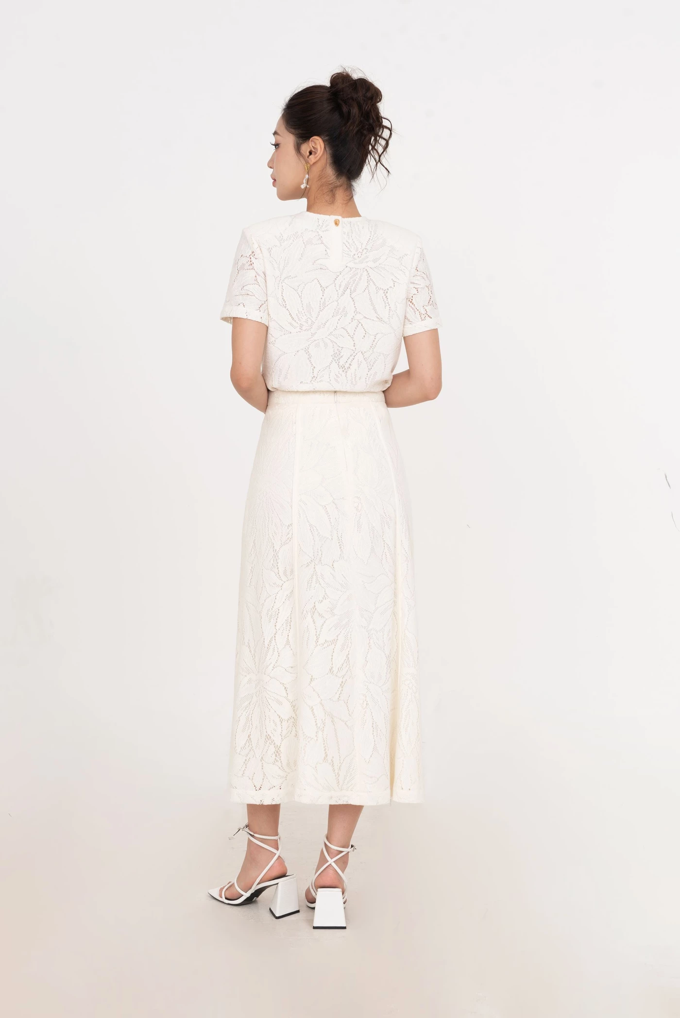 Lace Garden Top – Áo ren hoa tay ngắn