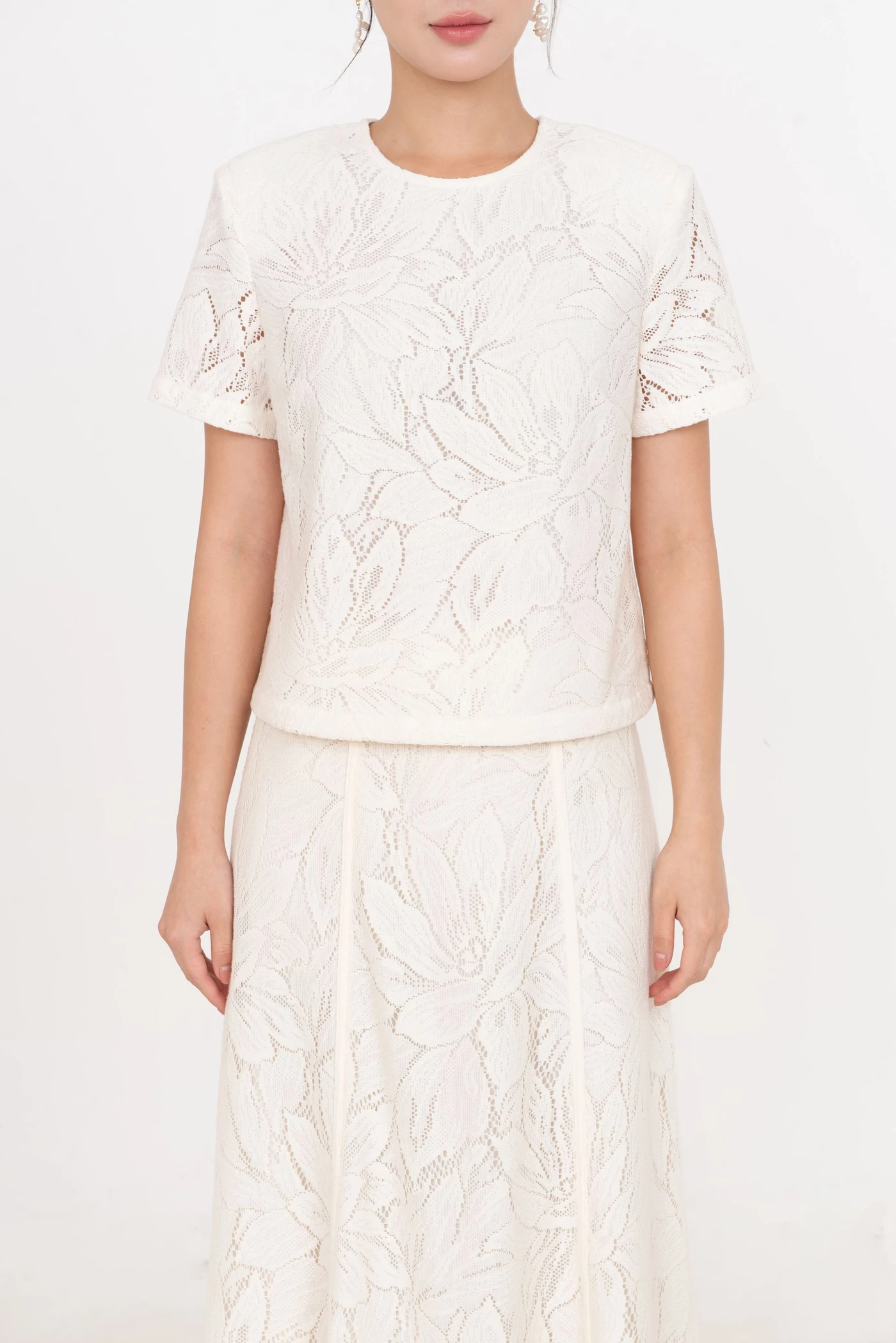 Lace Garden Top – Áo ren hoa tay ngắn