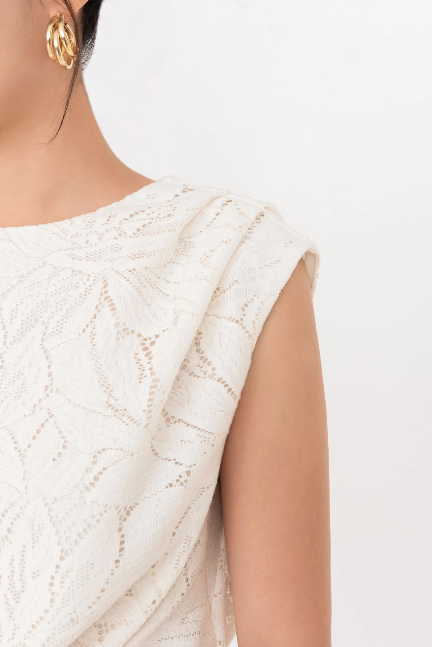 Linen Whisper Top – Áo ren dệt hoạ tiết lá