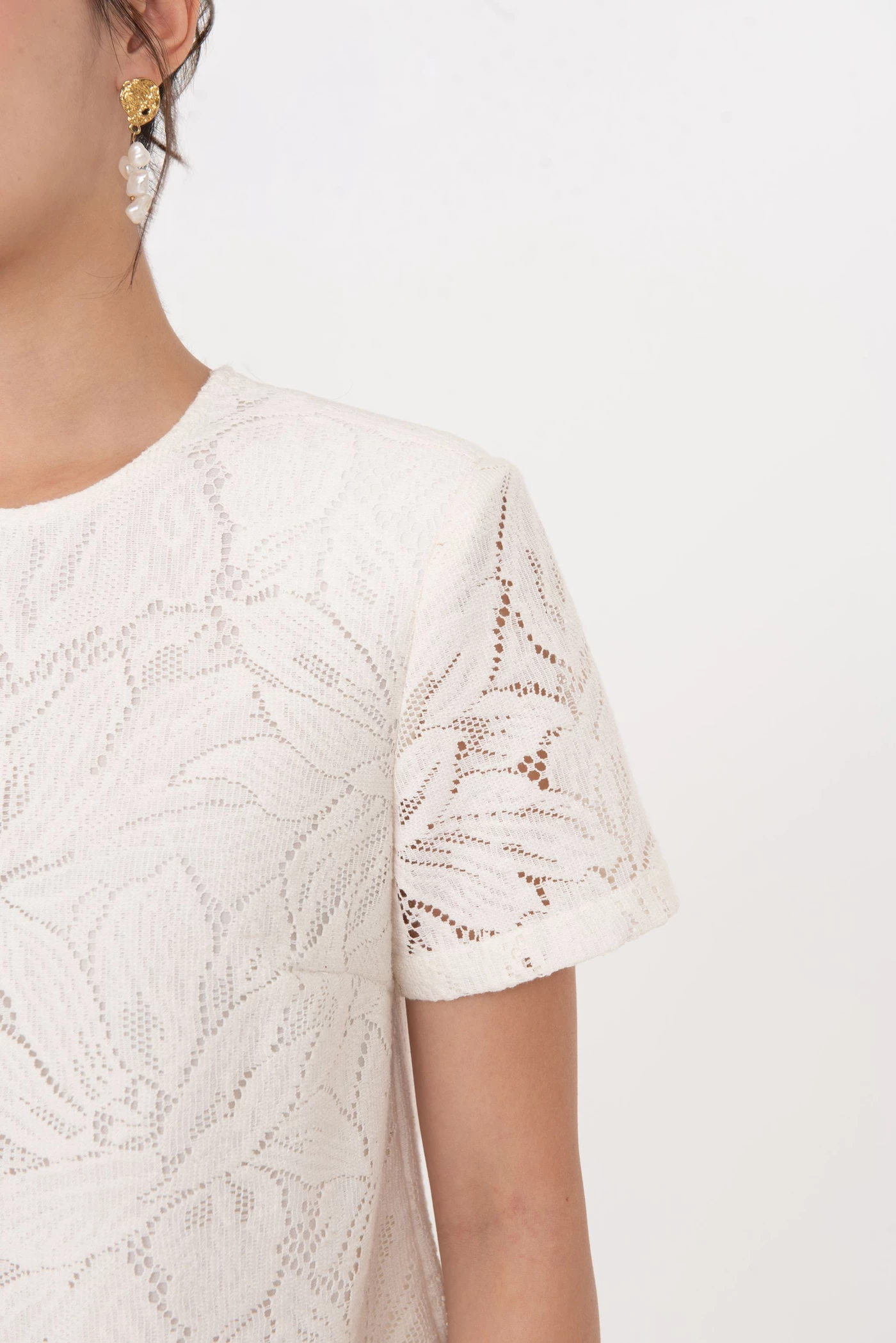 Lace Garden Top – Áo ren hoa tay ngắn