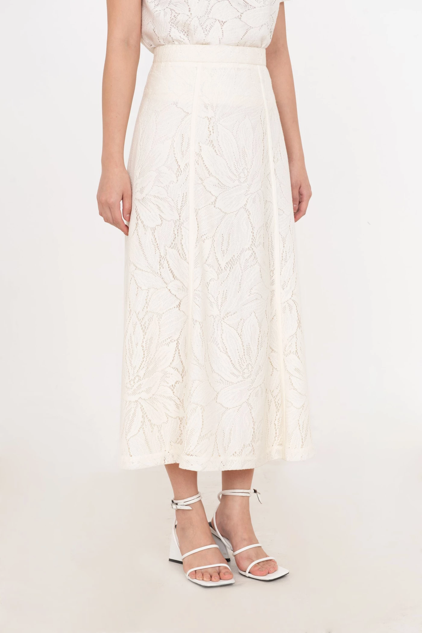 Serene Flow Skirt – Chân váy ren hoạ tiết lá