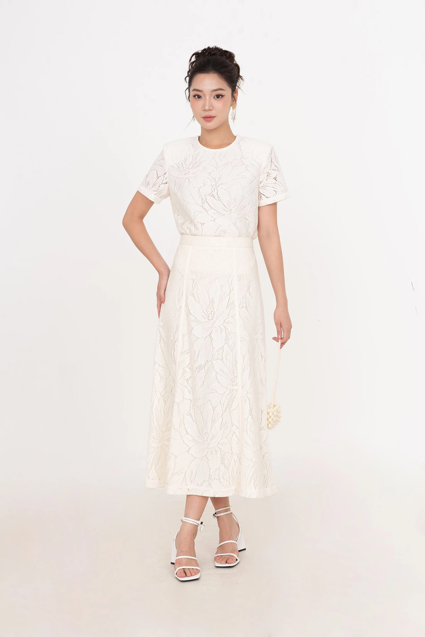Lace Garden Top – Áo ren hoa tay ngắn