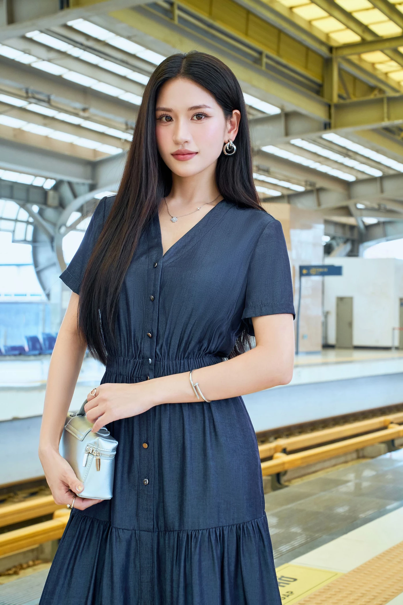 Button-Down Denim Dress – Đầm xòe xếp tầng