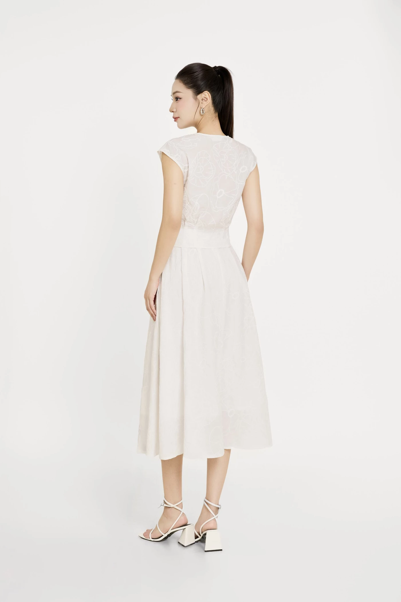Urban Grace Blouse – Áo ôm cổ V