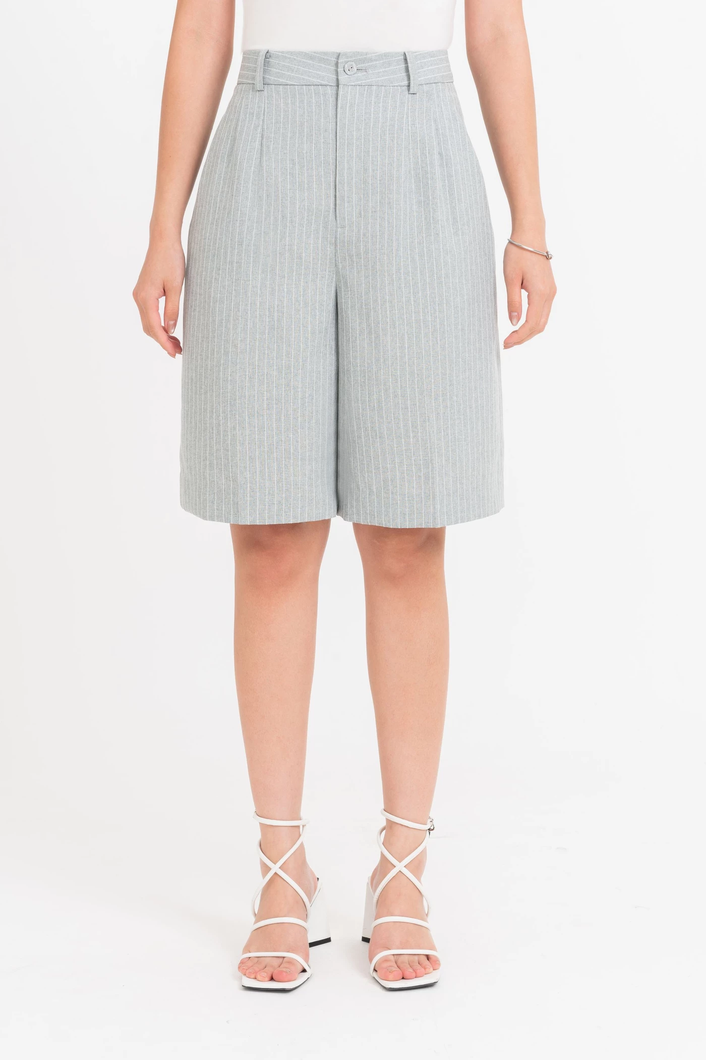 Urban Grace – Quần shorts lưng cao