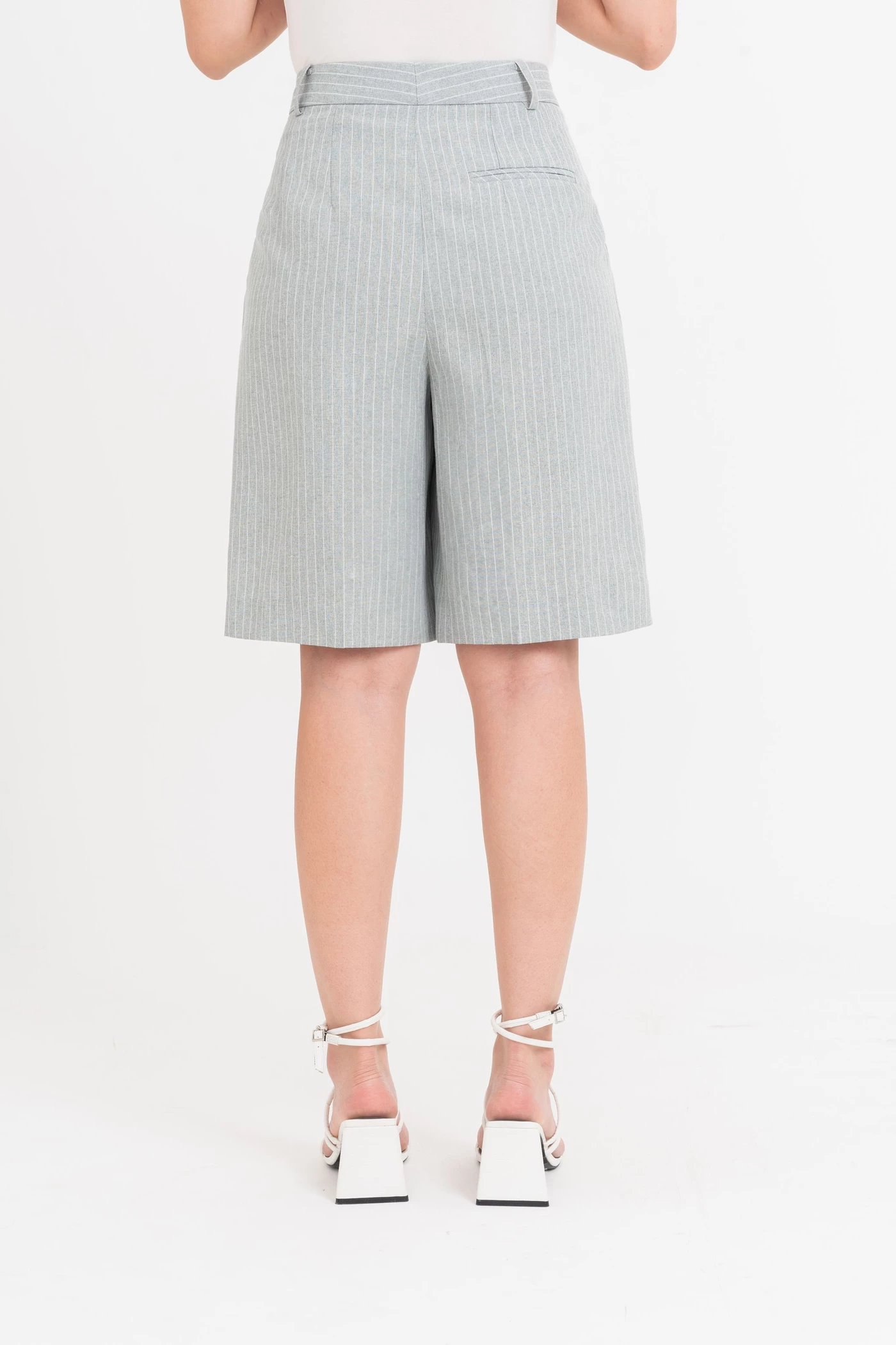 Urban Grace – Quần shorts lưng cao