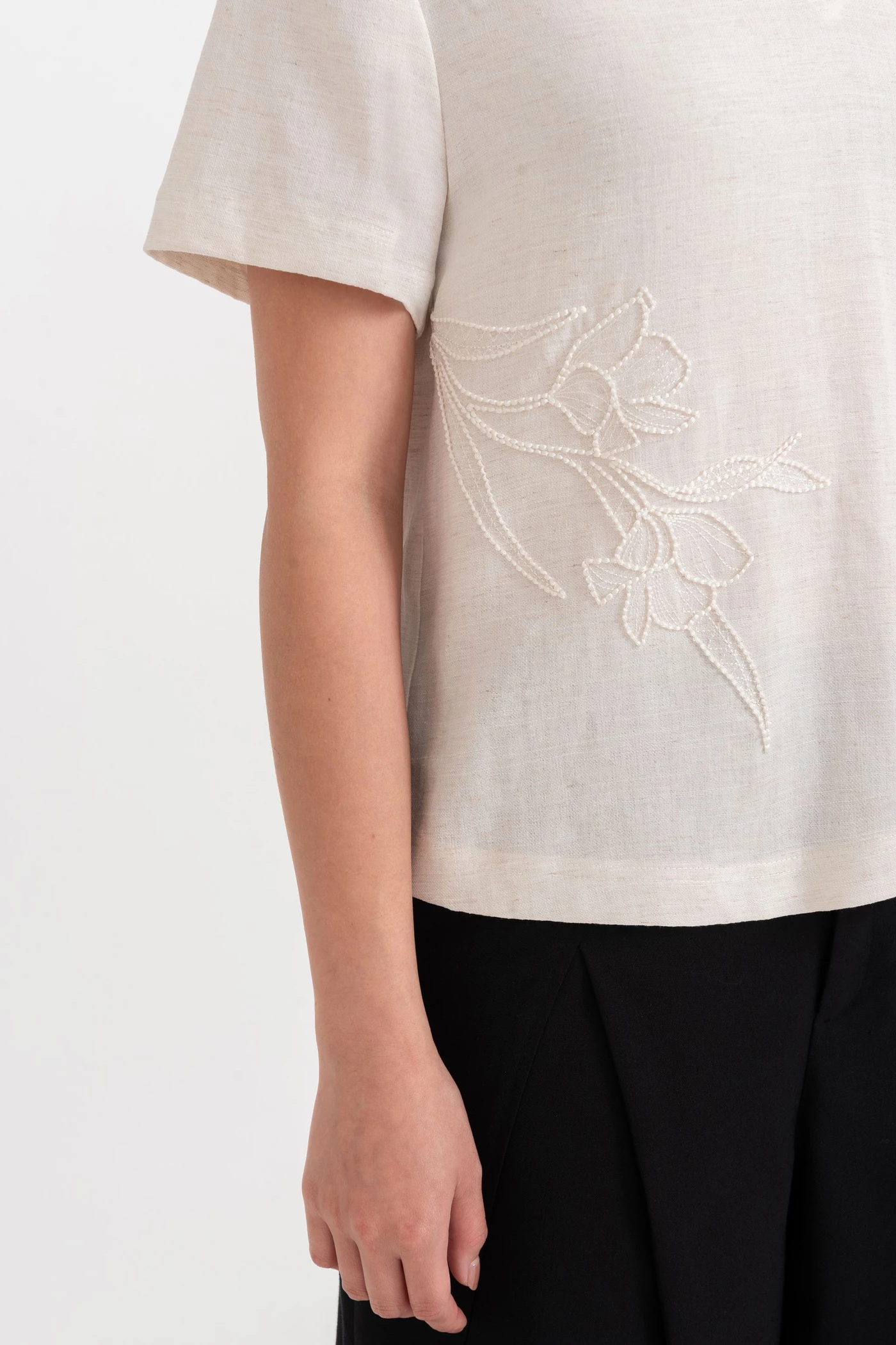 Linen Bloom Blouse – Áo sơ mi thêu hoa
