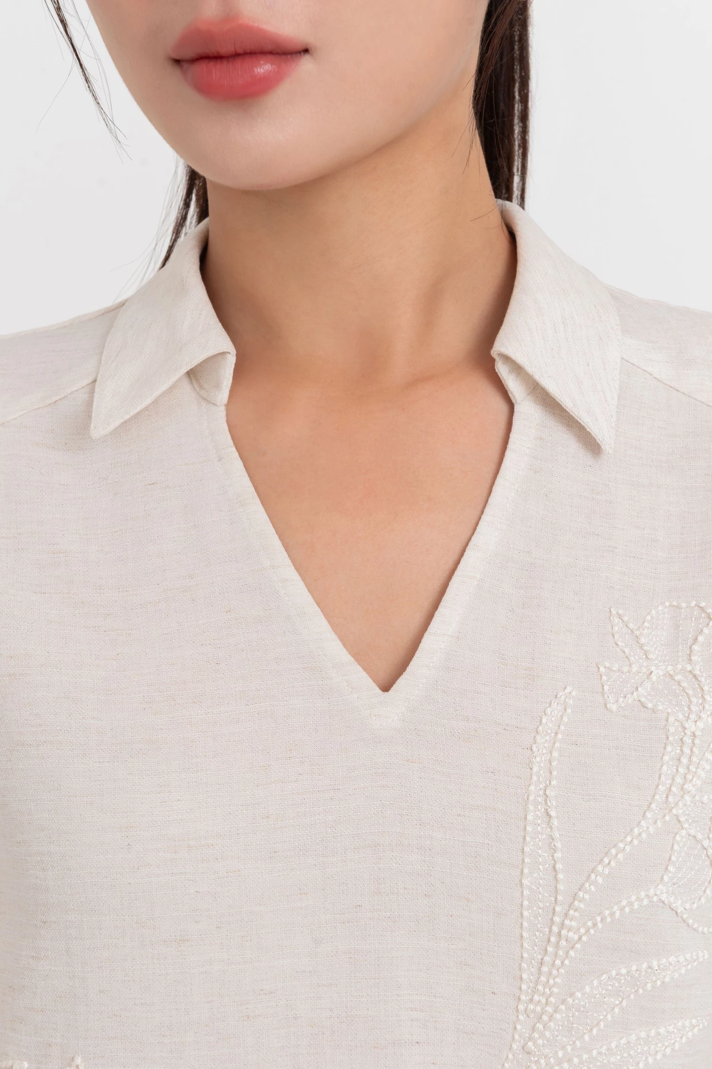 Linen Bloom Blouse – Áo sơ mi thêu hoa