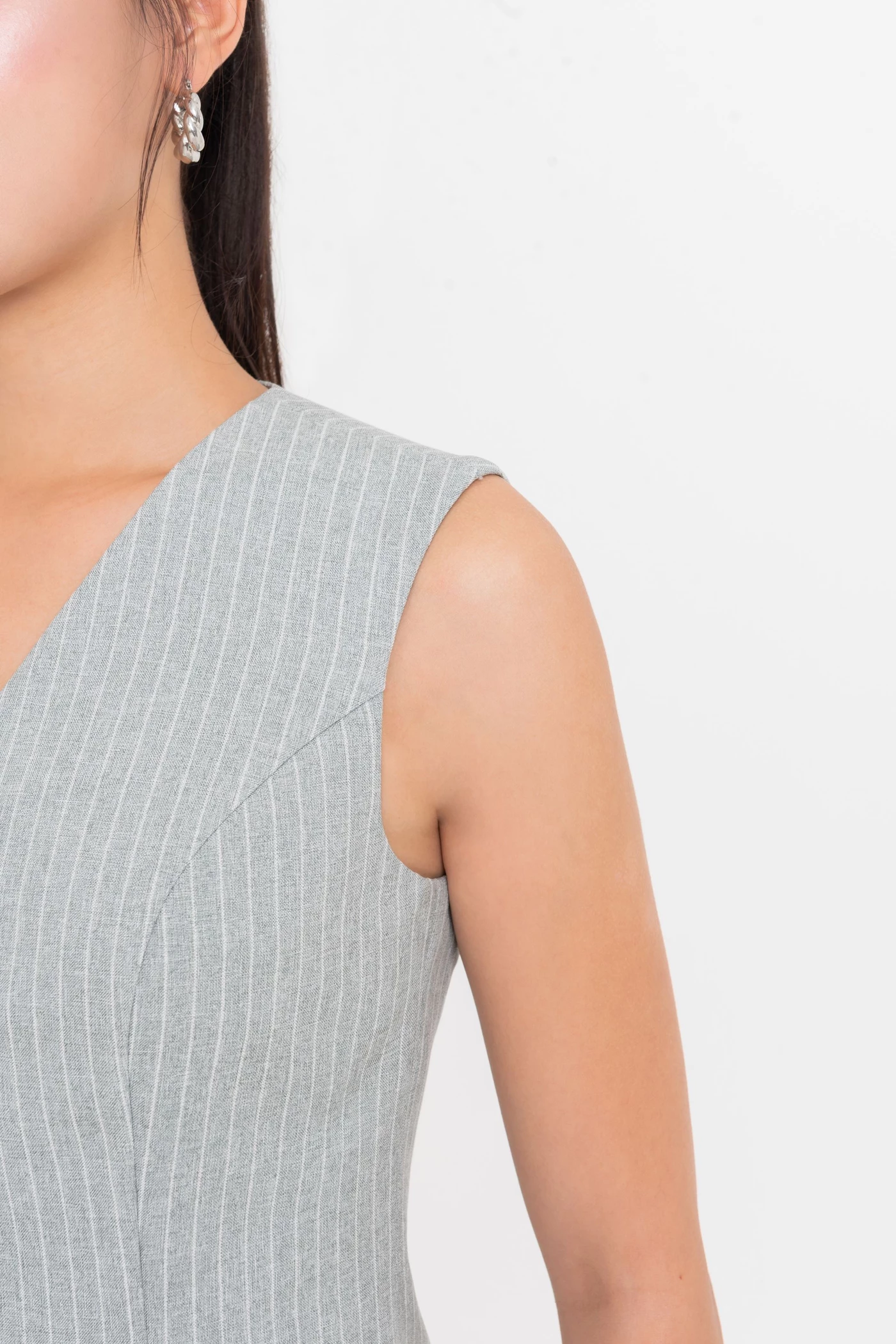 Vestline Charm – Áo gile cổ V
