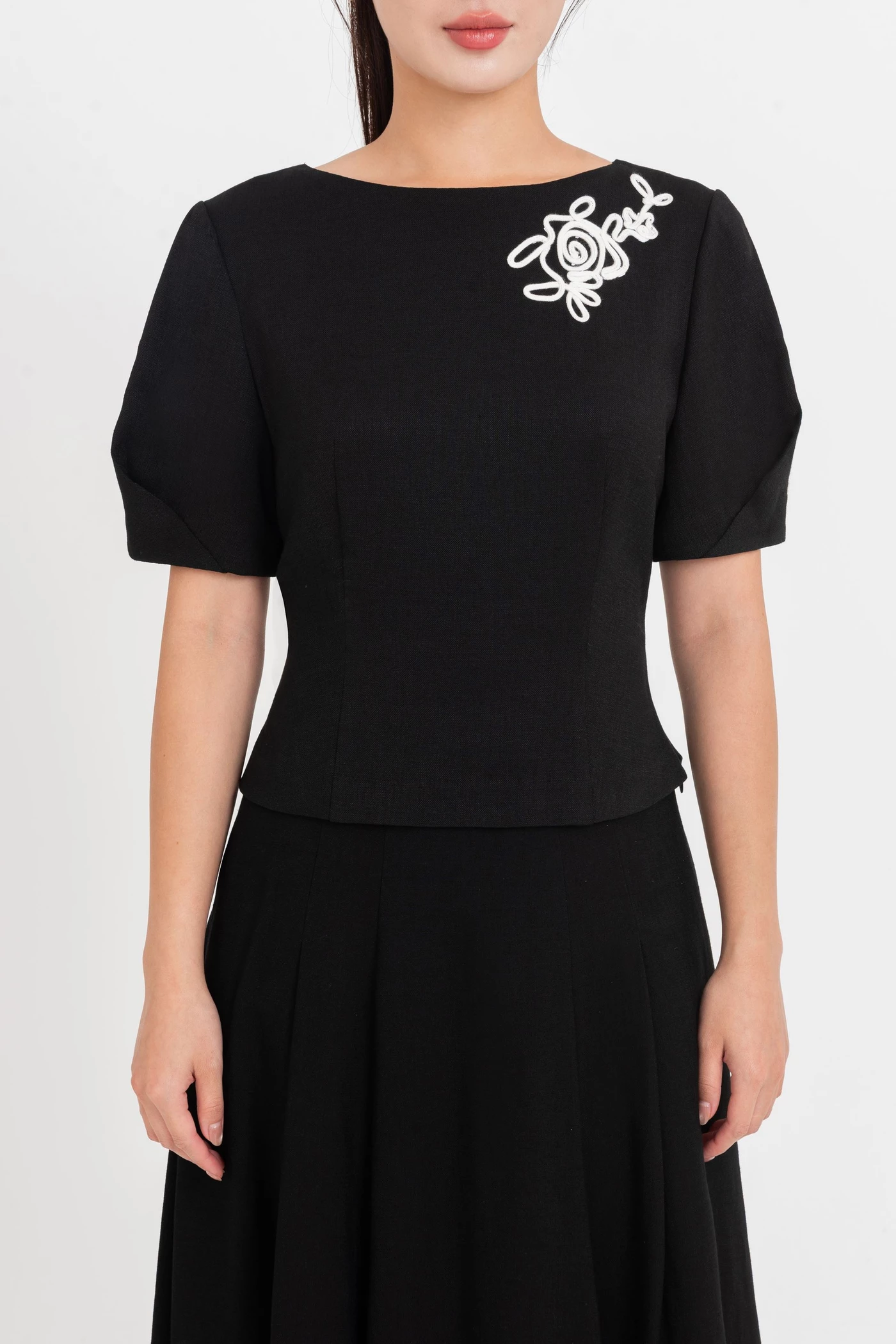 Floral Grace Top – Áo sơ mi thêu hoa