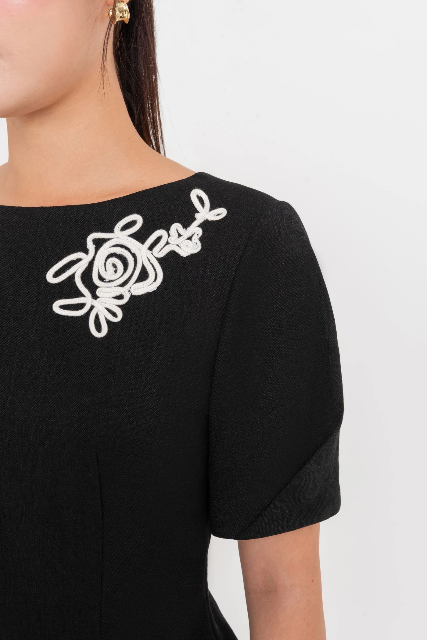Floral Grace Top – Áo sơ mi thêu hoa
