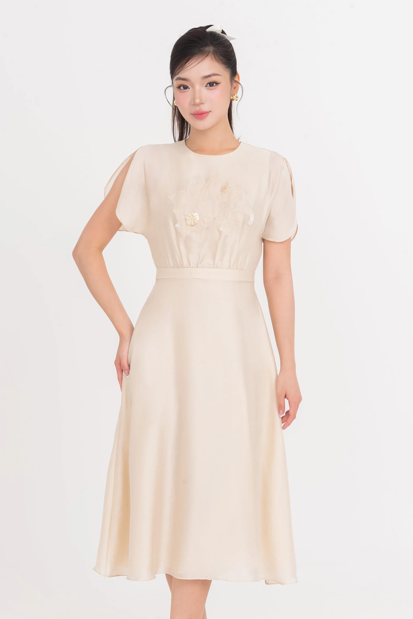 Đầm lụa hoa tay liền