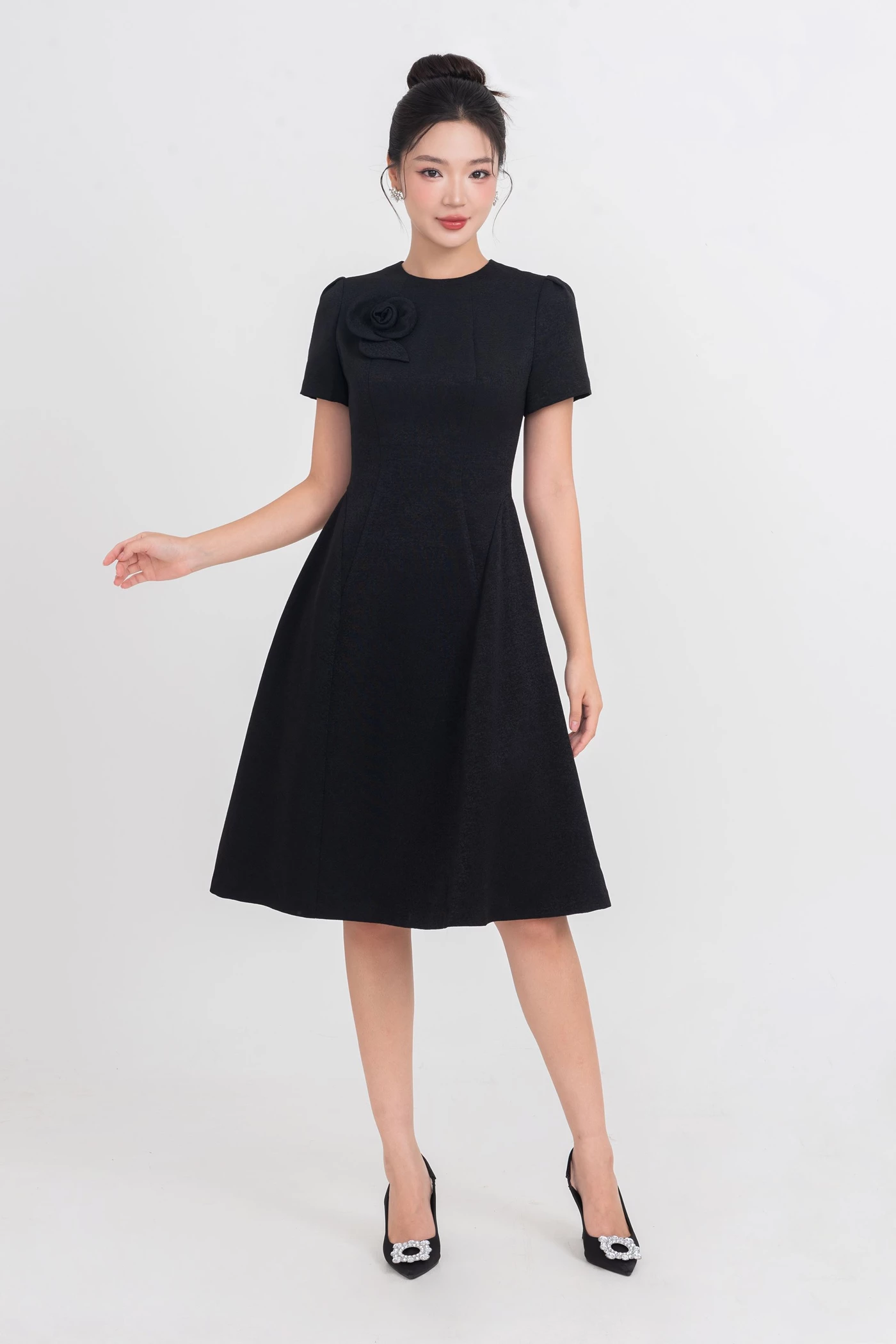 Flower Accent Dress - Đầm xòe Oganza
