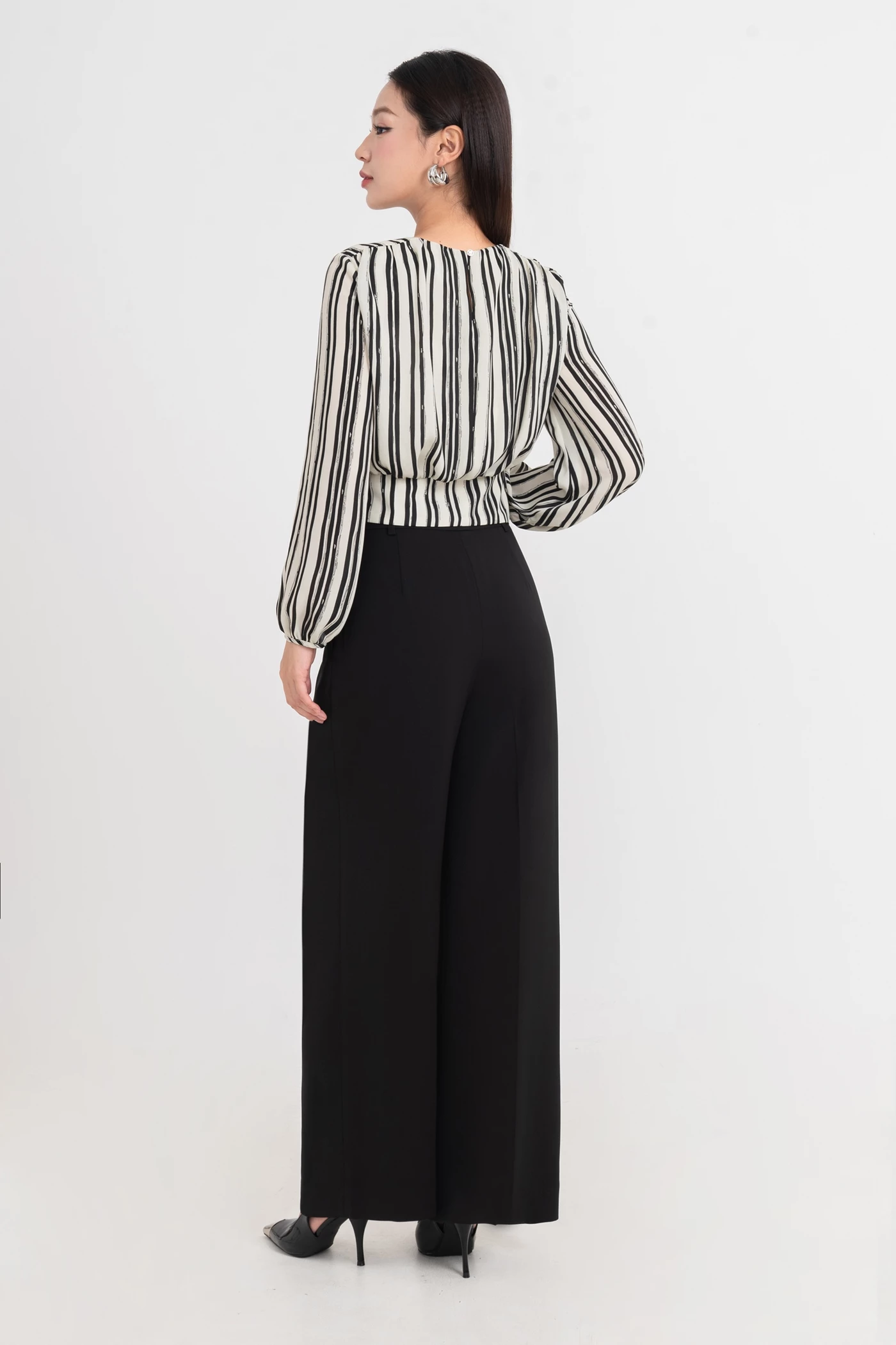 Áo blouse kẻ họa tiết