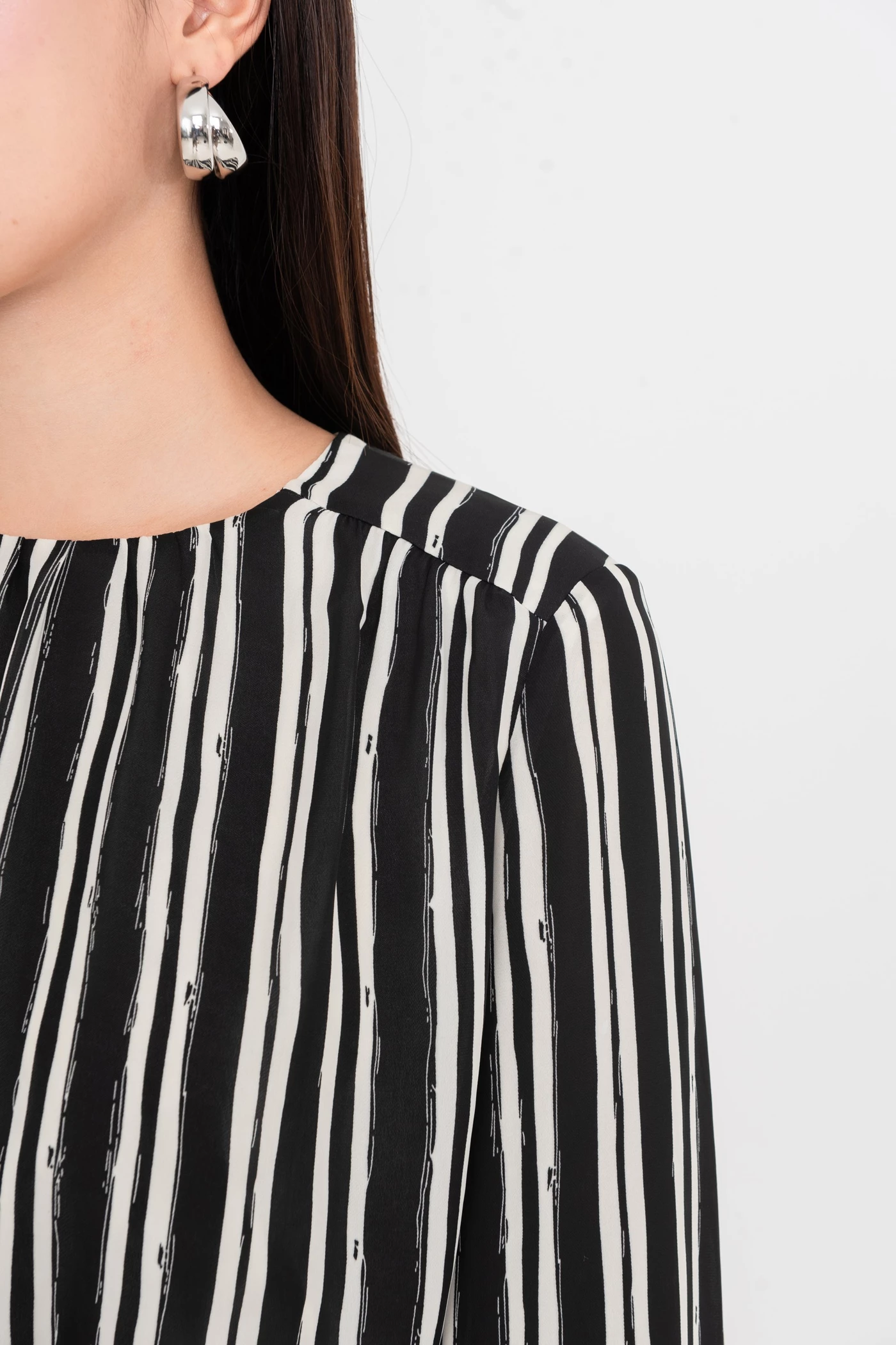Áo blouse kẻ họa tiết