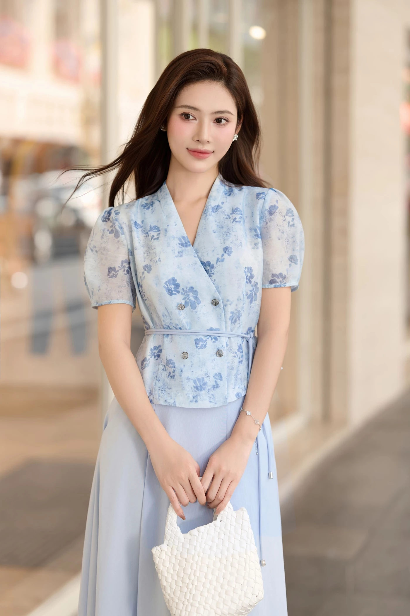 Áo blouse hoa xanh cổ V