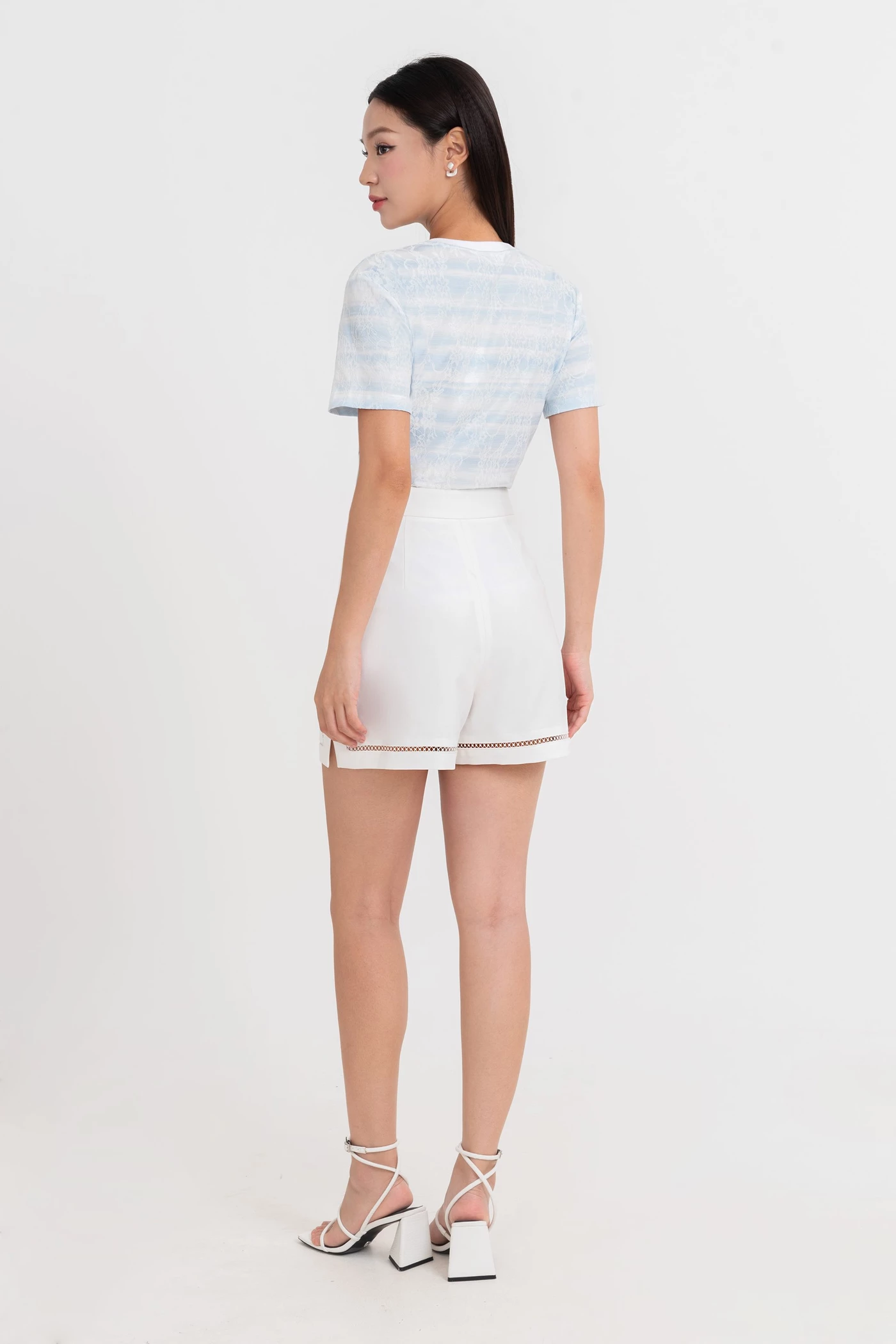 Quần shorts trắng phối ren