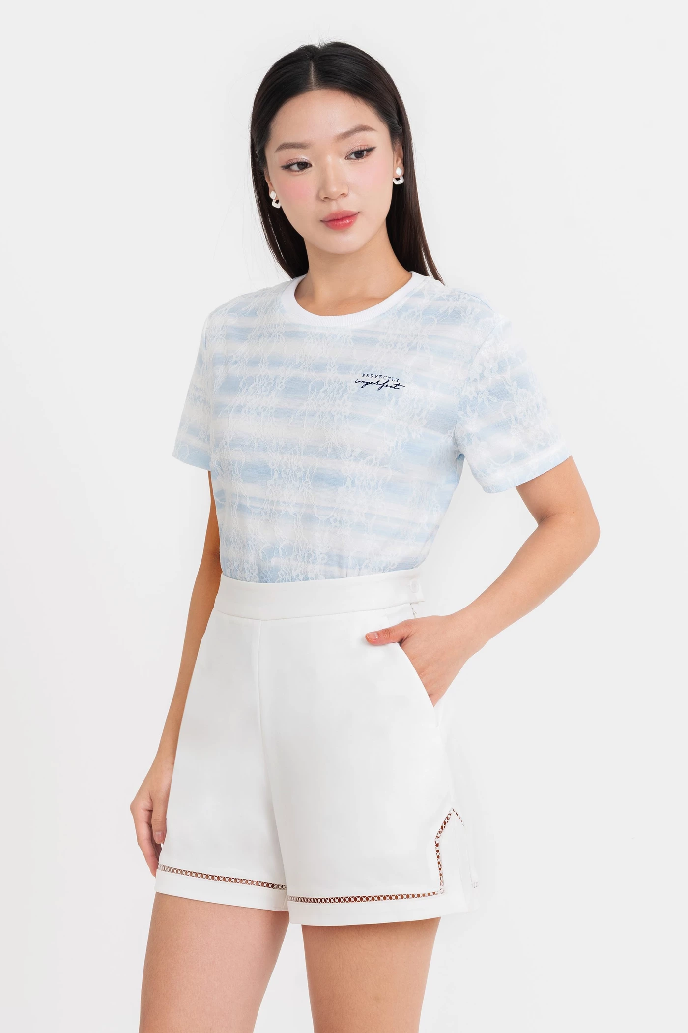 Quần shorts trắng phối ren