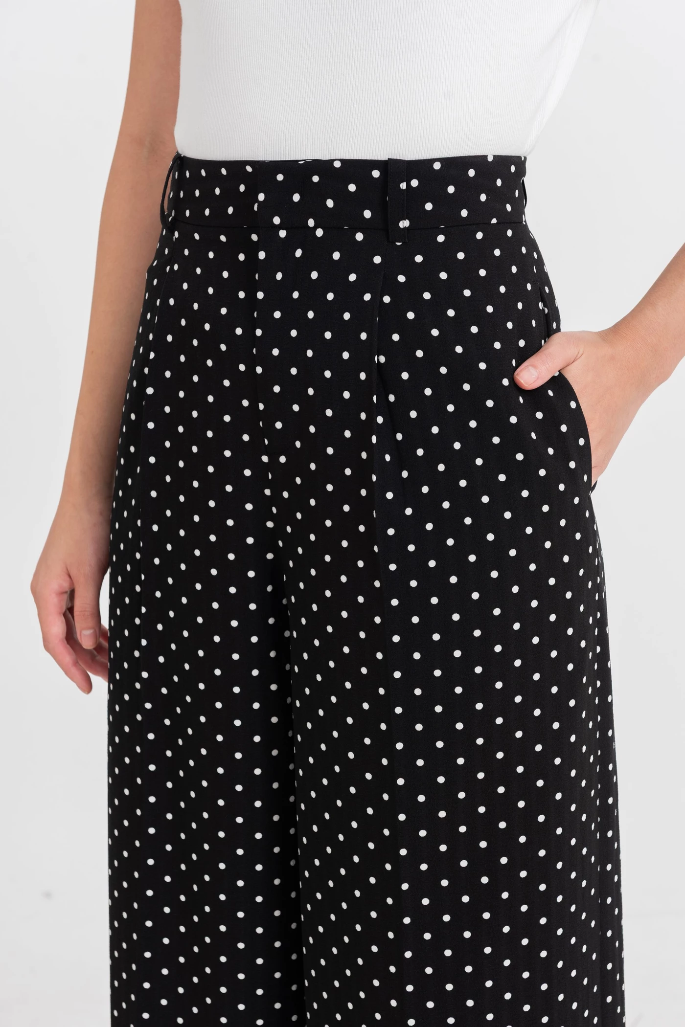 Quần lụa chấm bi Retro