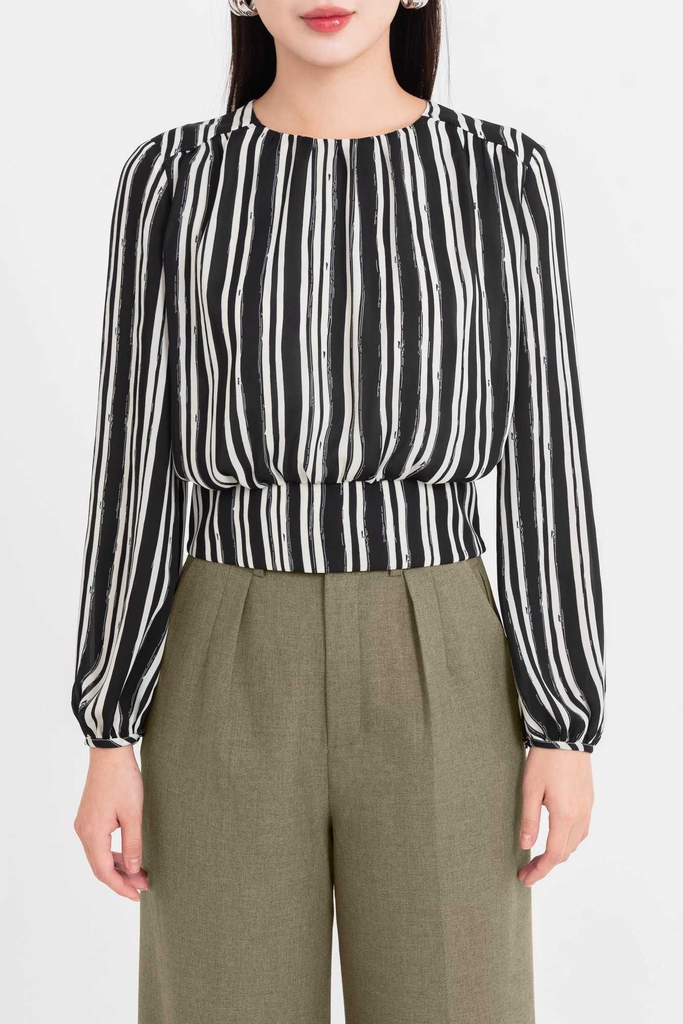 Áo blouse kẻ họa tiết