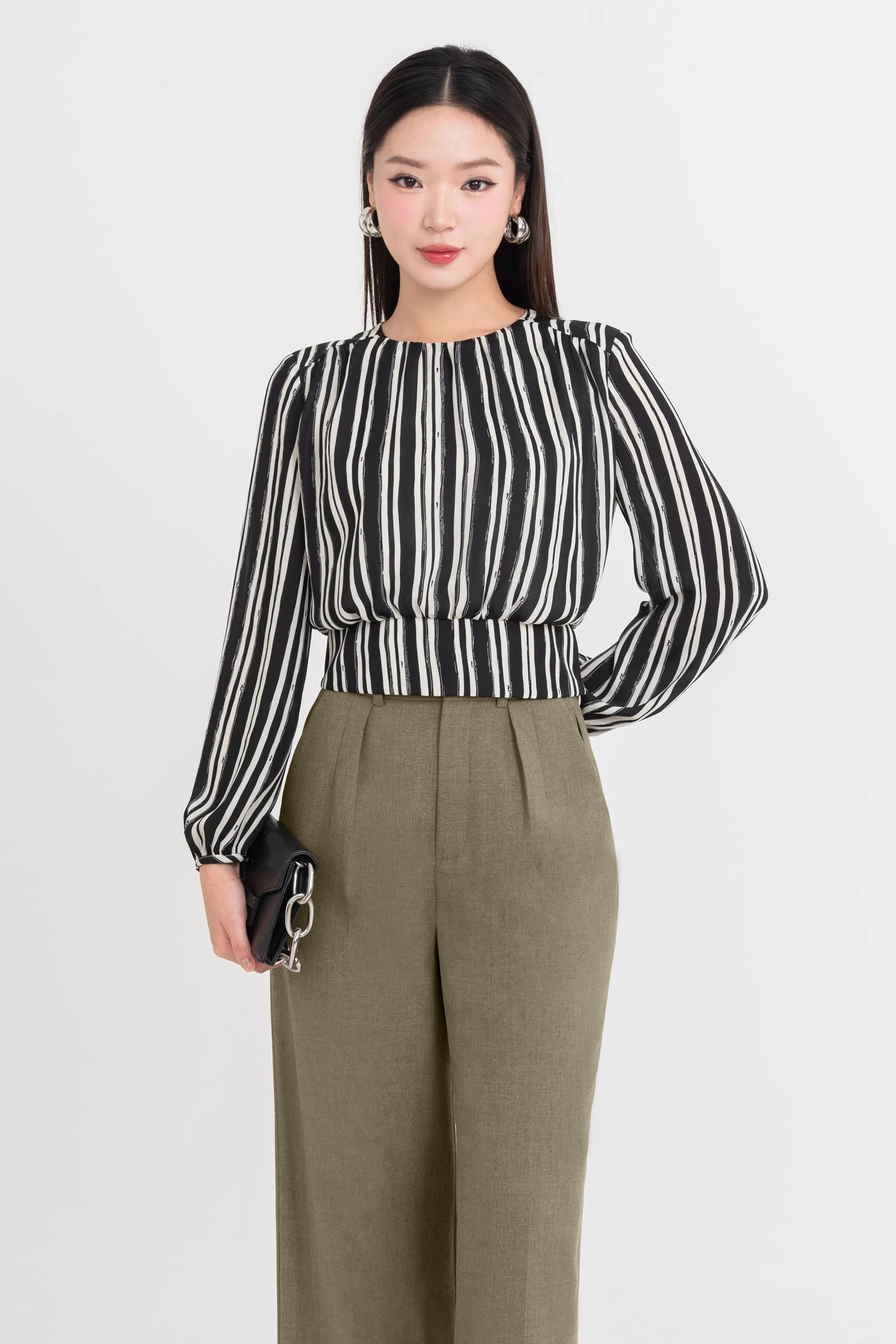 Áo blouse kẻ họa tiết