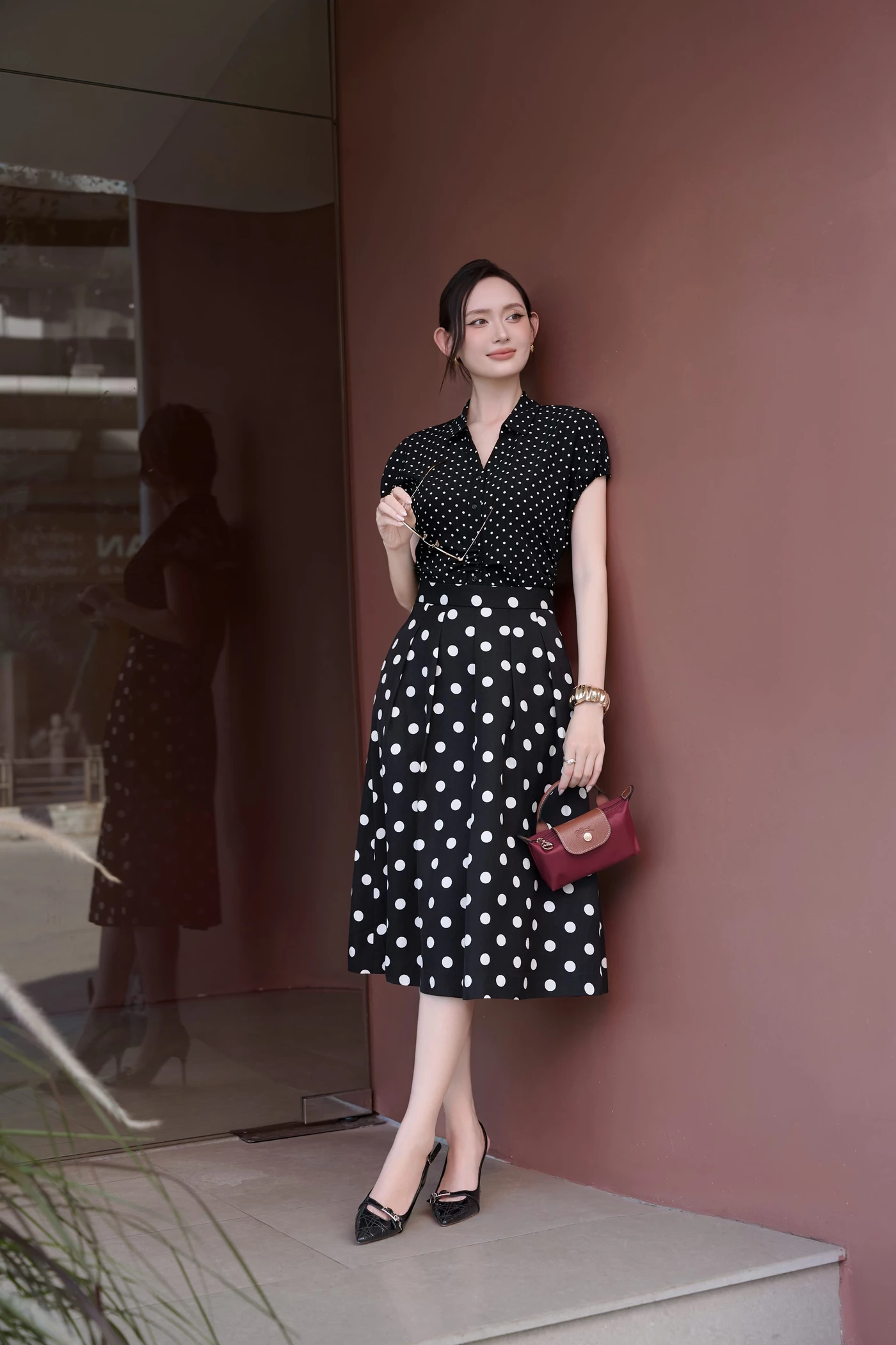 Áo sơ mi chấm bi cổ đức