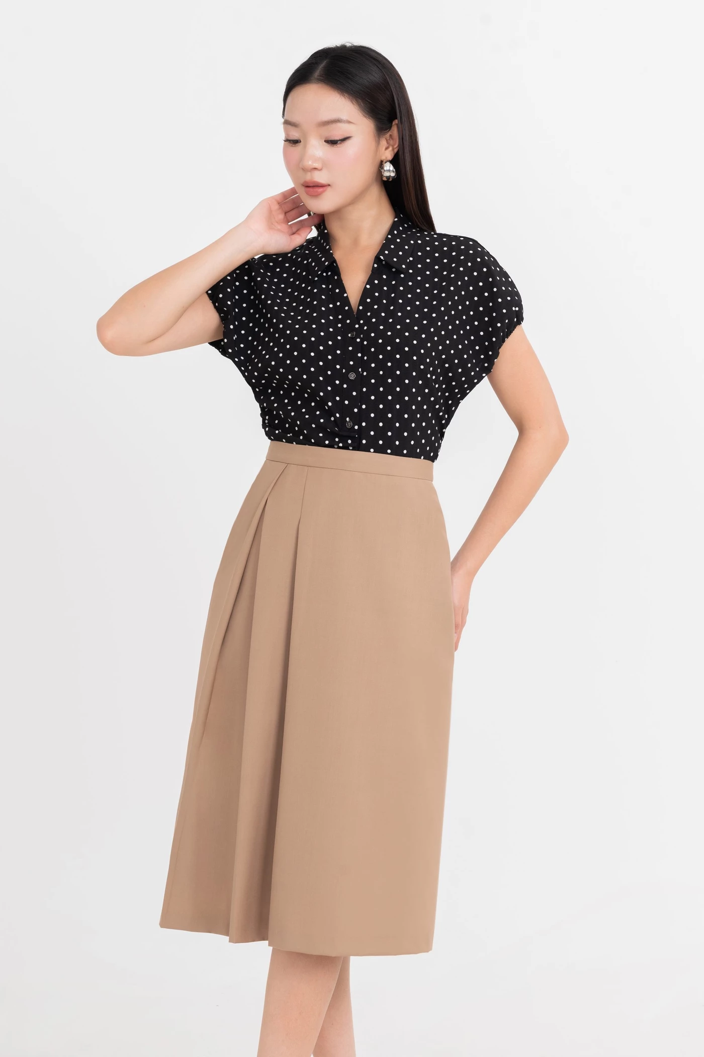 Áo sơ mi chấm bi cổ đức