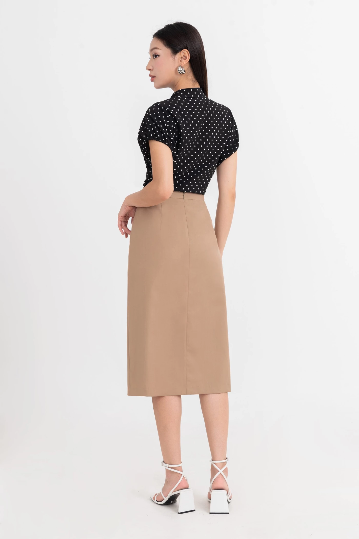 Áo sơ mi chấm bi cổ đức