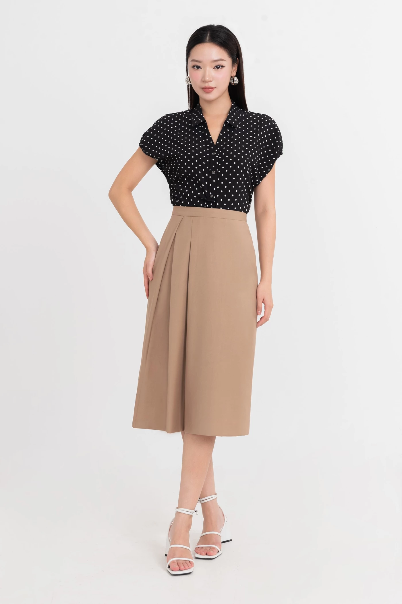 Áo sơ mi chấm bi cổ đức