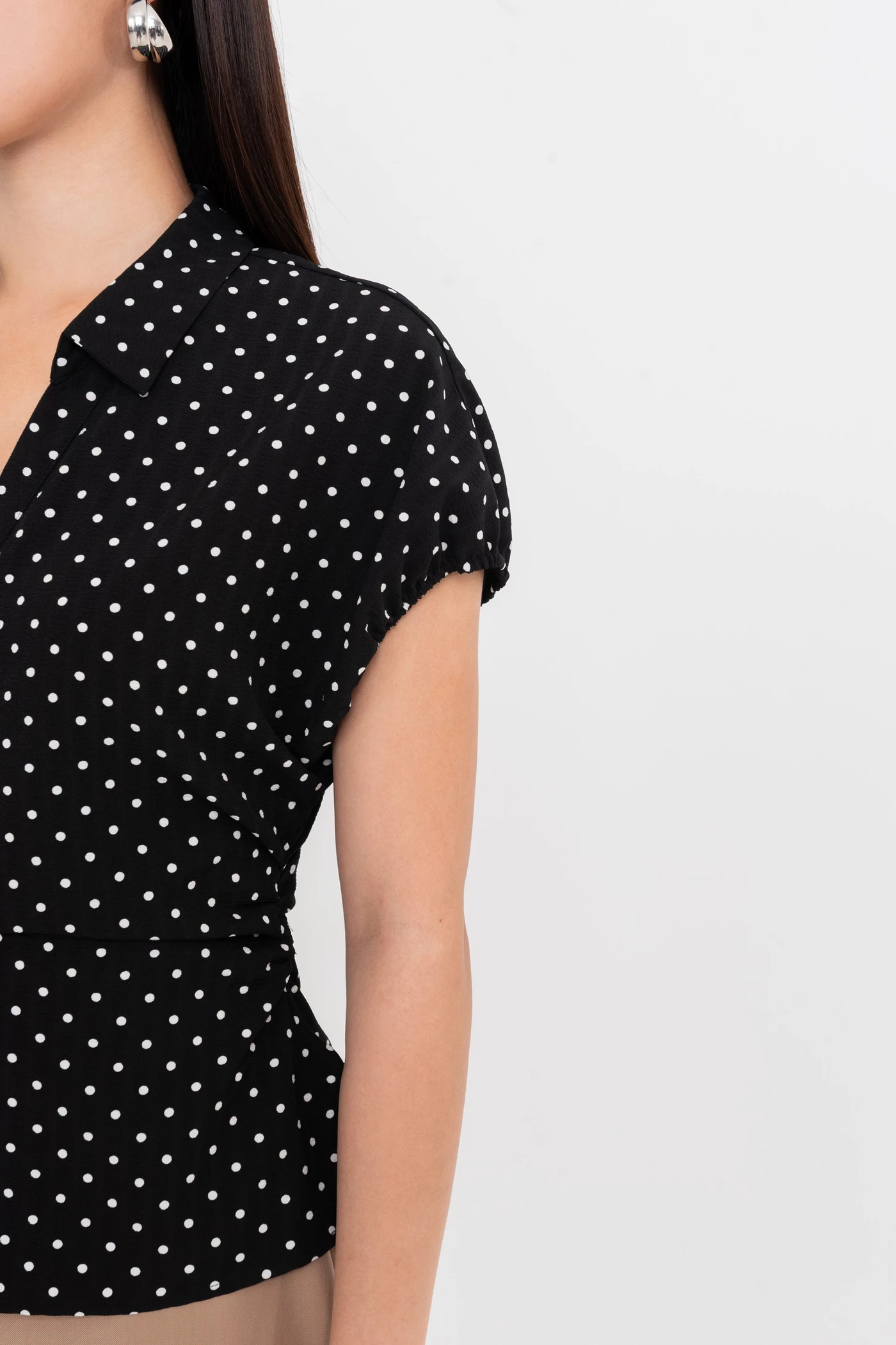 Áo sơ mi chấm bi cổ đức