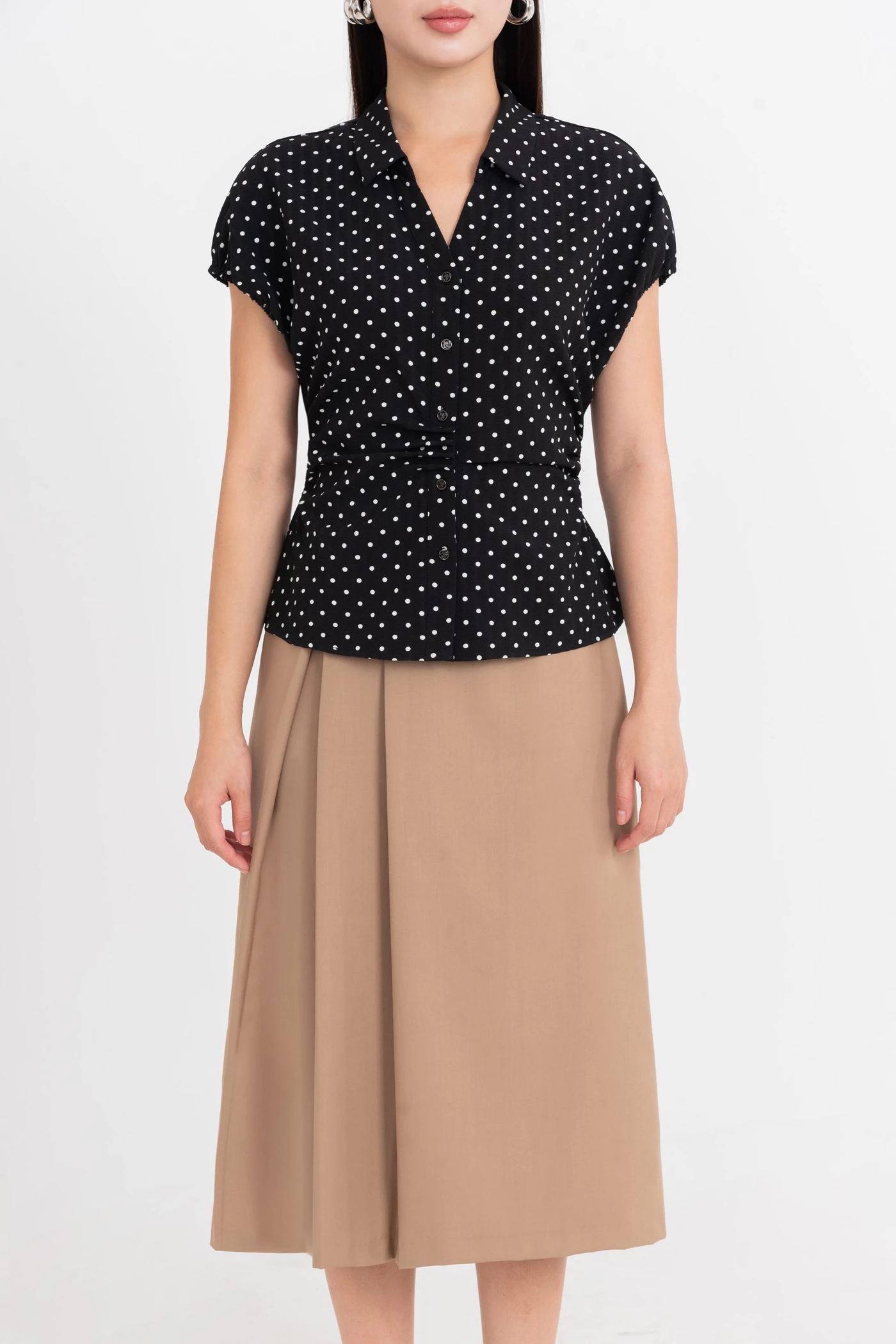 Áo sơ mi chấm bi cổ đức