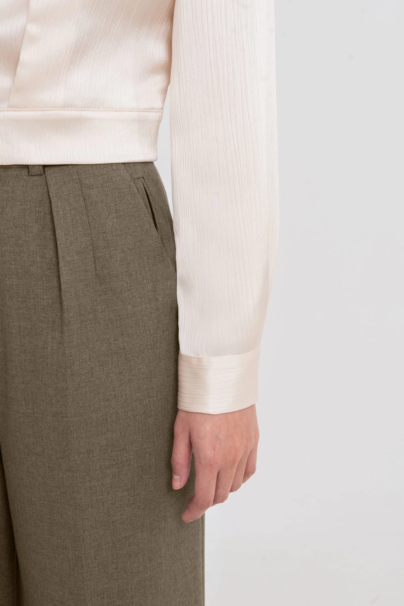 Áo lụa cổ Đức Elegant Ivory