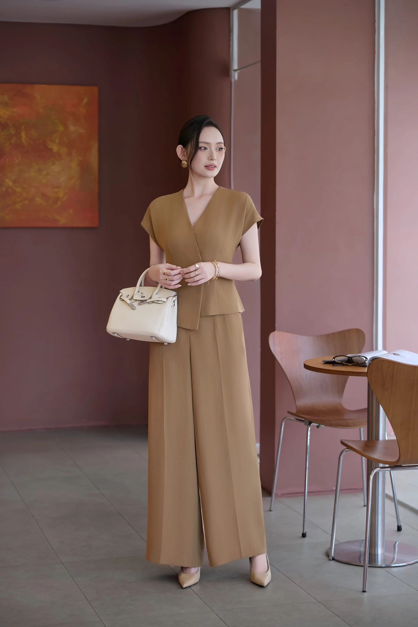 Áo kiểu cổ V Subtle