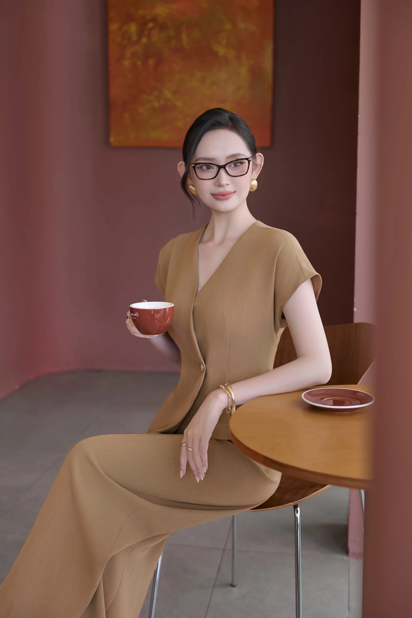 Áo kiểu cổ V Subtle