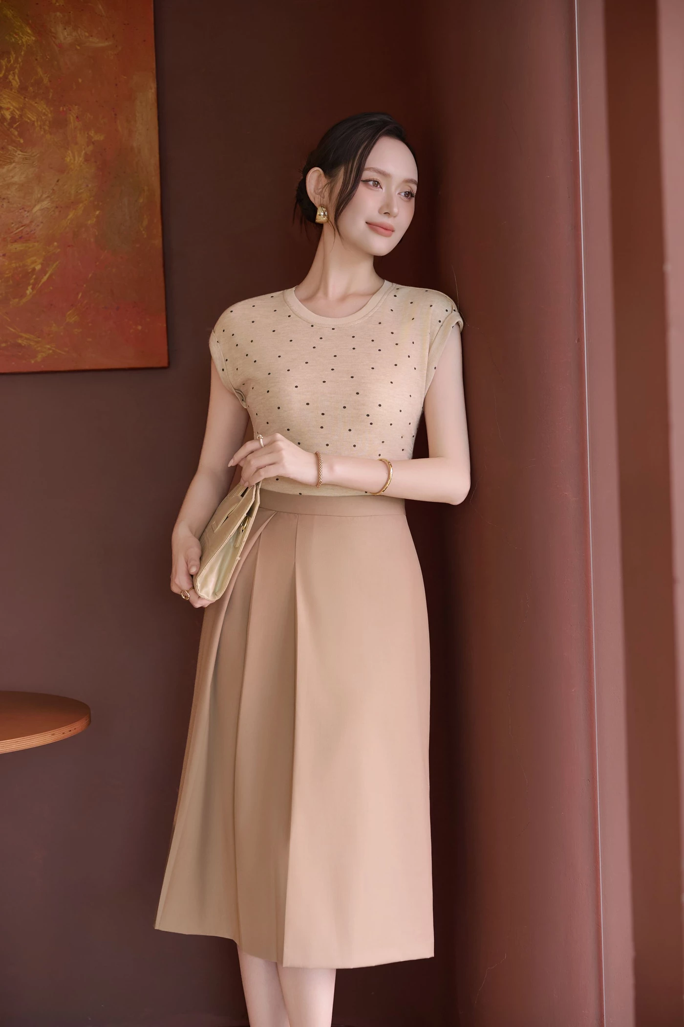 Áo thun ôm chấm bi